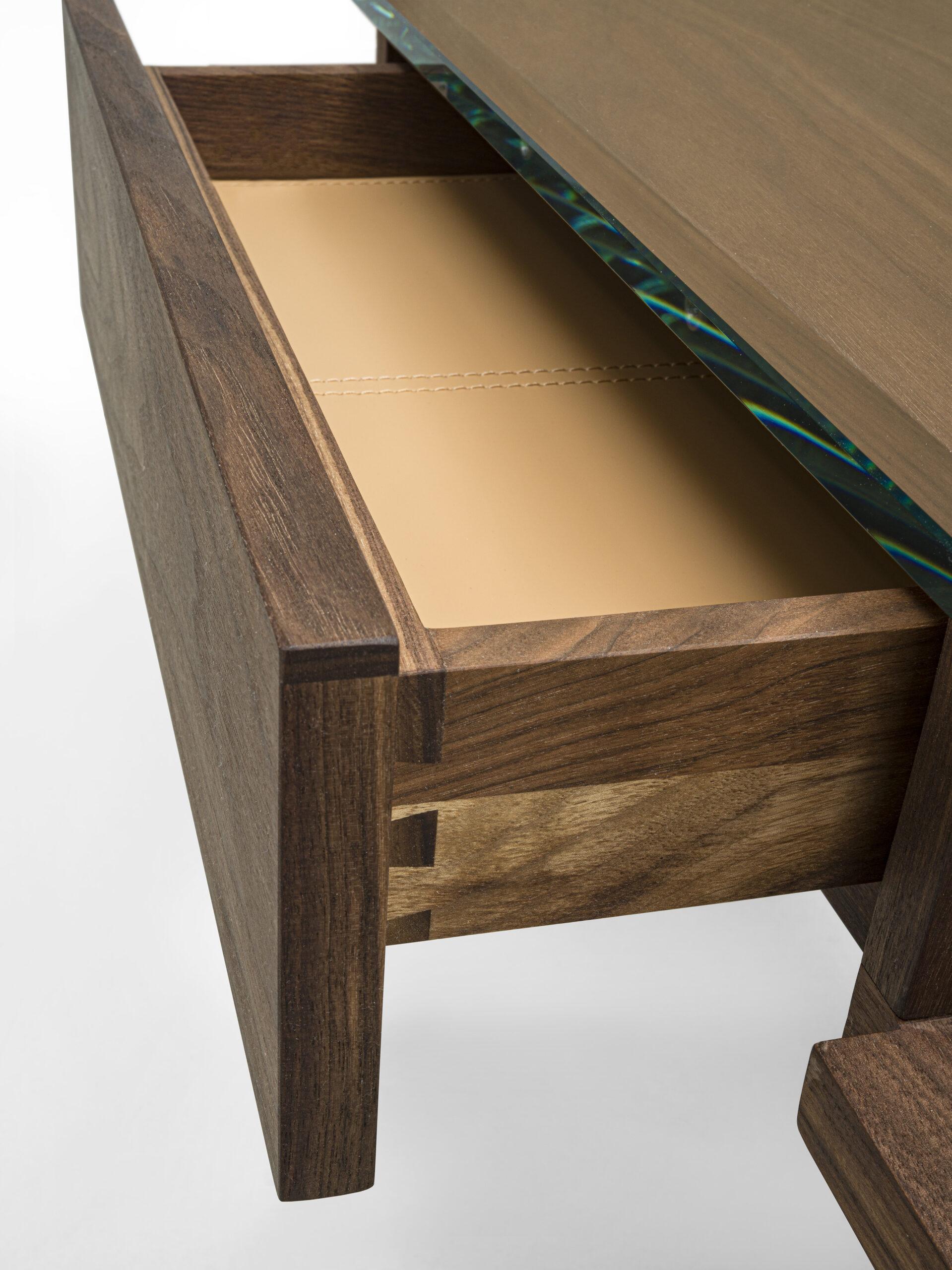 Zeitgenössischer Schreibtisch aus Massivholz und Glasarbeitsplatte (Handgefertigt) im Angebot