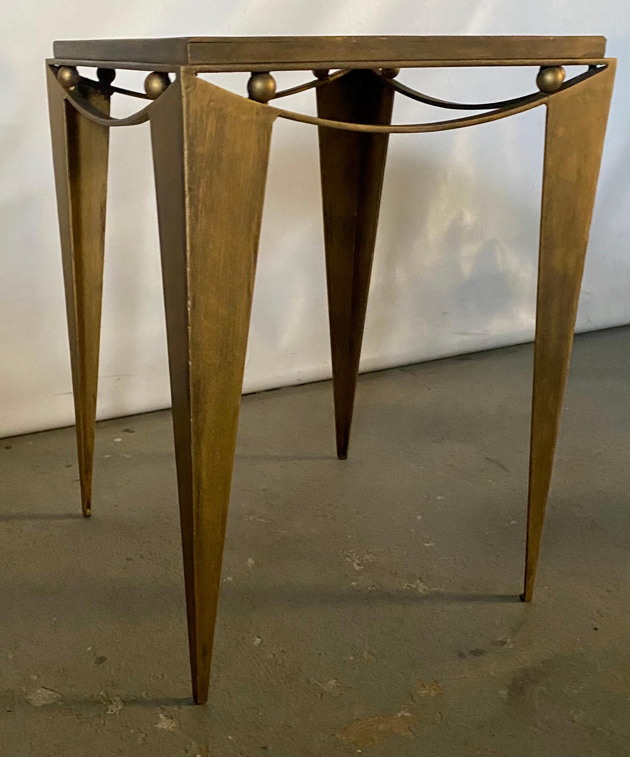 This stylish sculpted Mid-Century Modern metal side table features pointed tapered legs, gilt gold finish. Perfect for sofa side table, lamp table, or for use as an impressive accent table. 

 