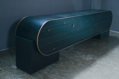 Cabinet "X" contemporain en Oak Oak français teinté noir et incrustations de laiton.