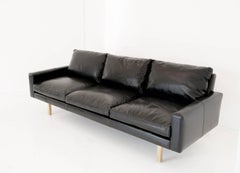 Canapé contemporain X-Large Standard en cuir noir avec base en laiton