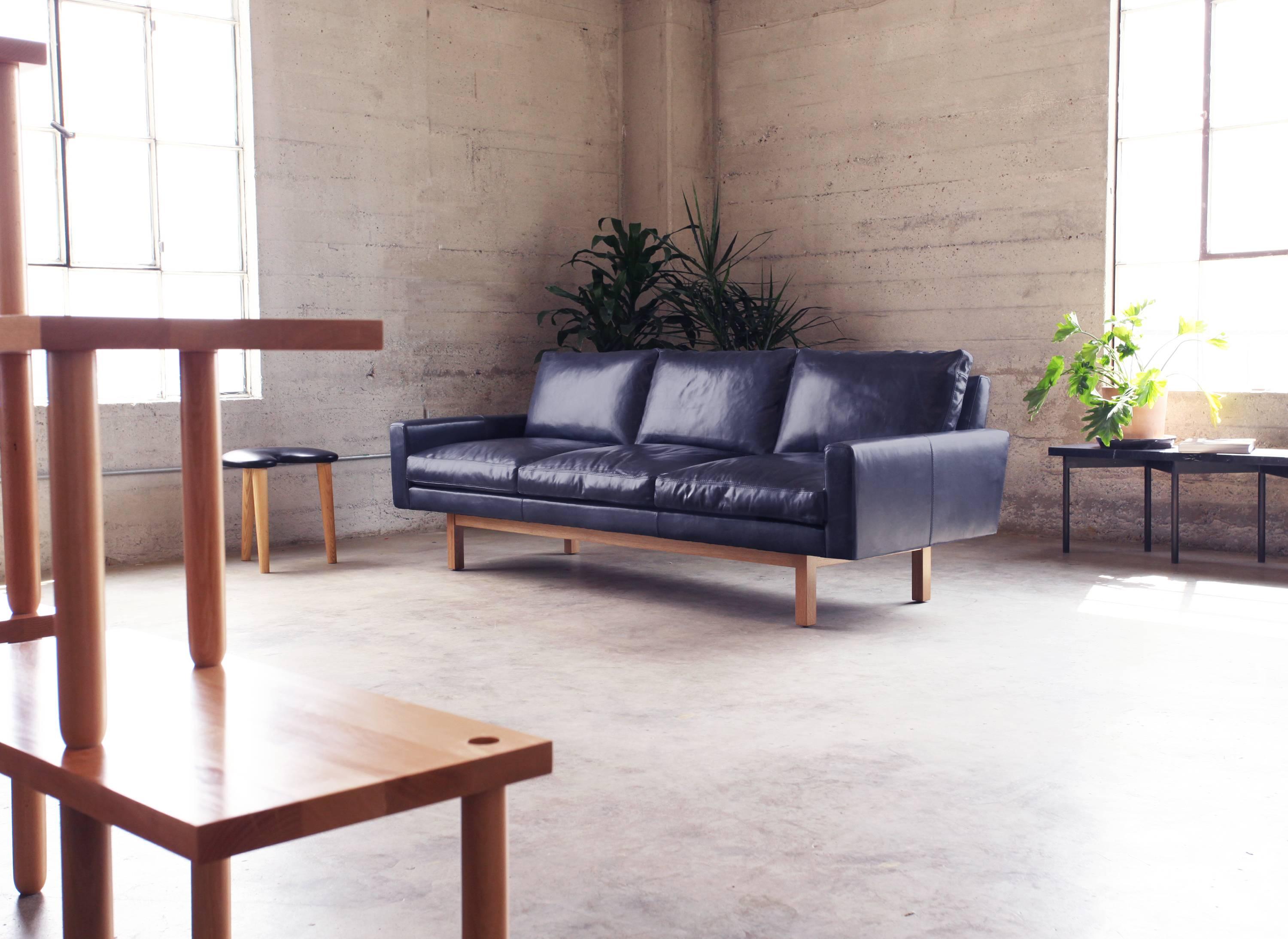 Zeitgenössisches X-großes Standard-Sofa aus Karamellleder mit Sockel aus Nussbaumholz (Leder) im Angebot