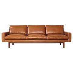 Canapé contemporain X-Large Standard en cuir caramel avec base en noyer