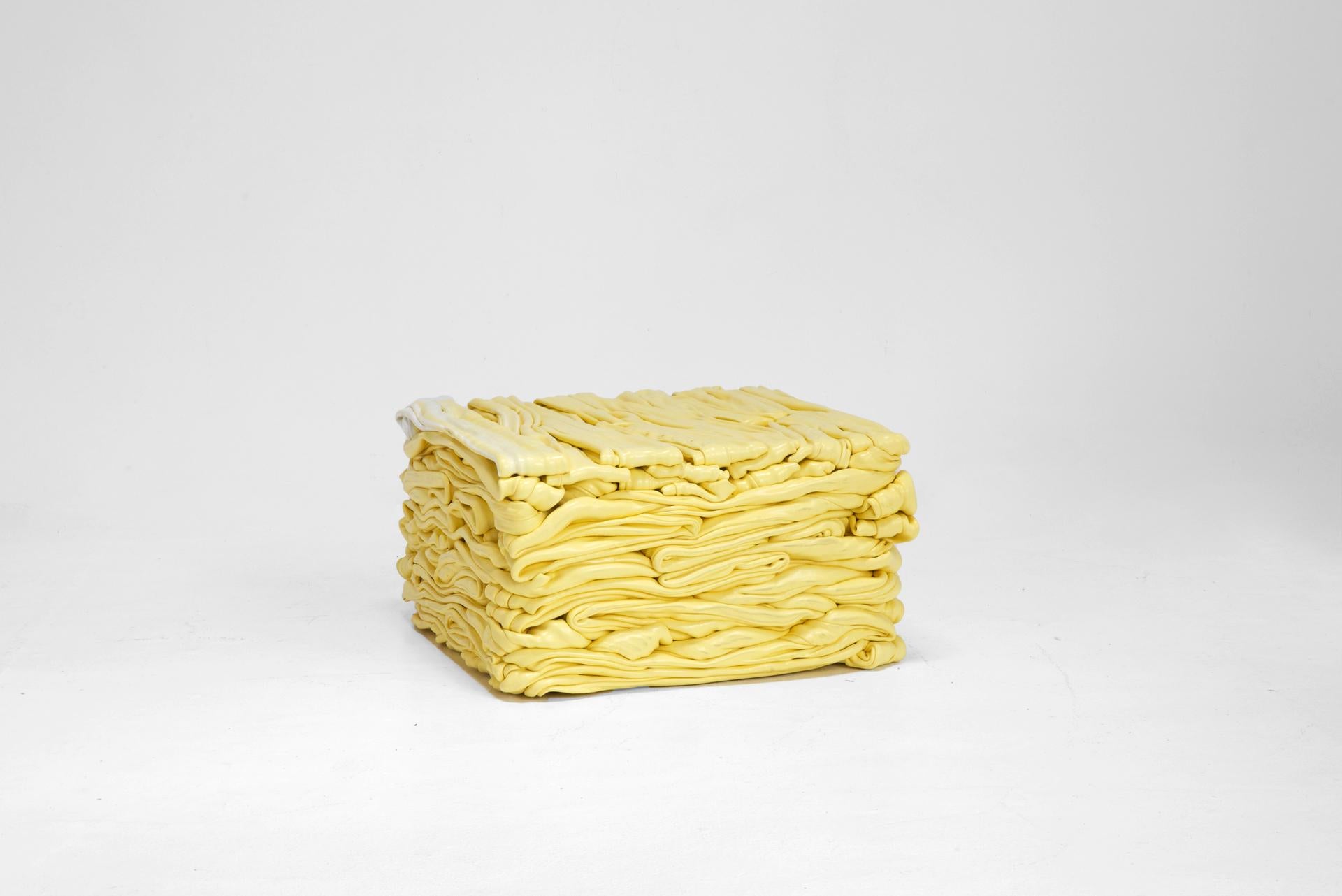 Table basse contemporaine jaune, plastique recyclé, Youngmin Kang, 1S1T Corée Neuf - En vente à Barcelona, ES