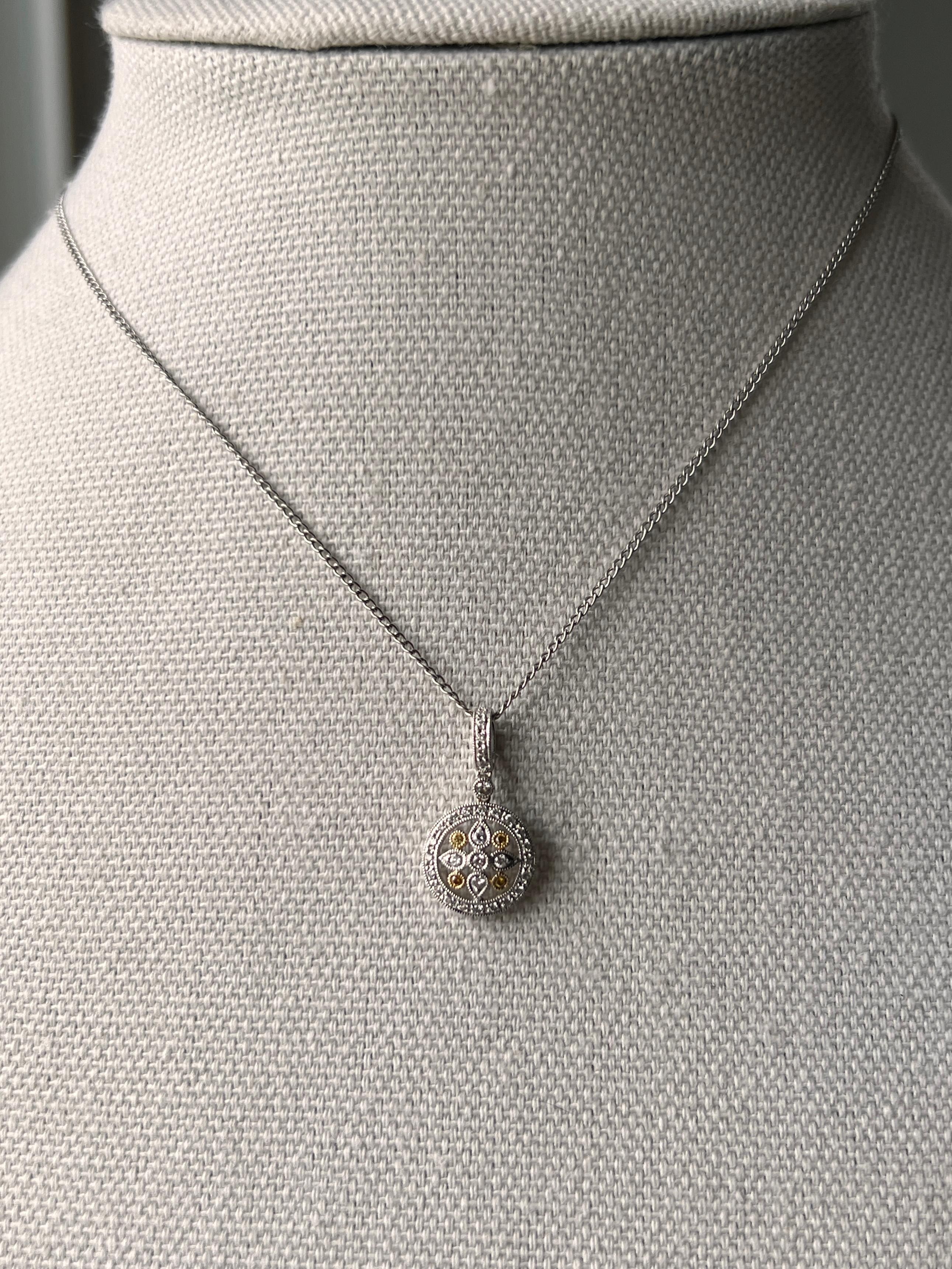 Dieser moderne Anhänger aus 18 Karat Gelb- und Weißgold zeichnet sich durch eine strahlende Mischung aus Farbe und Brillanz aus. Das Design ist mit einunddreißig runden Brillanten von insgesamt ca. 0,23 Karat mit Farbe I-J und Reinheit VS2-SI1