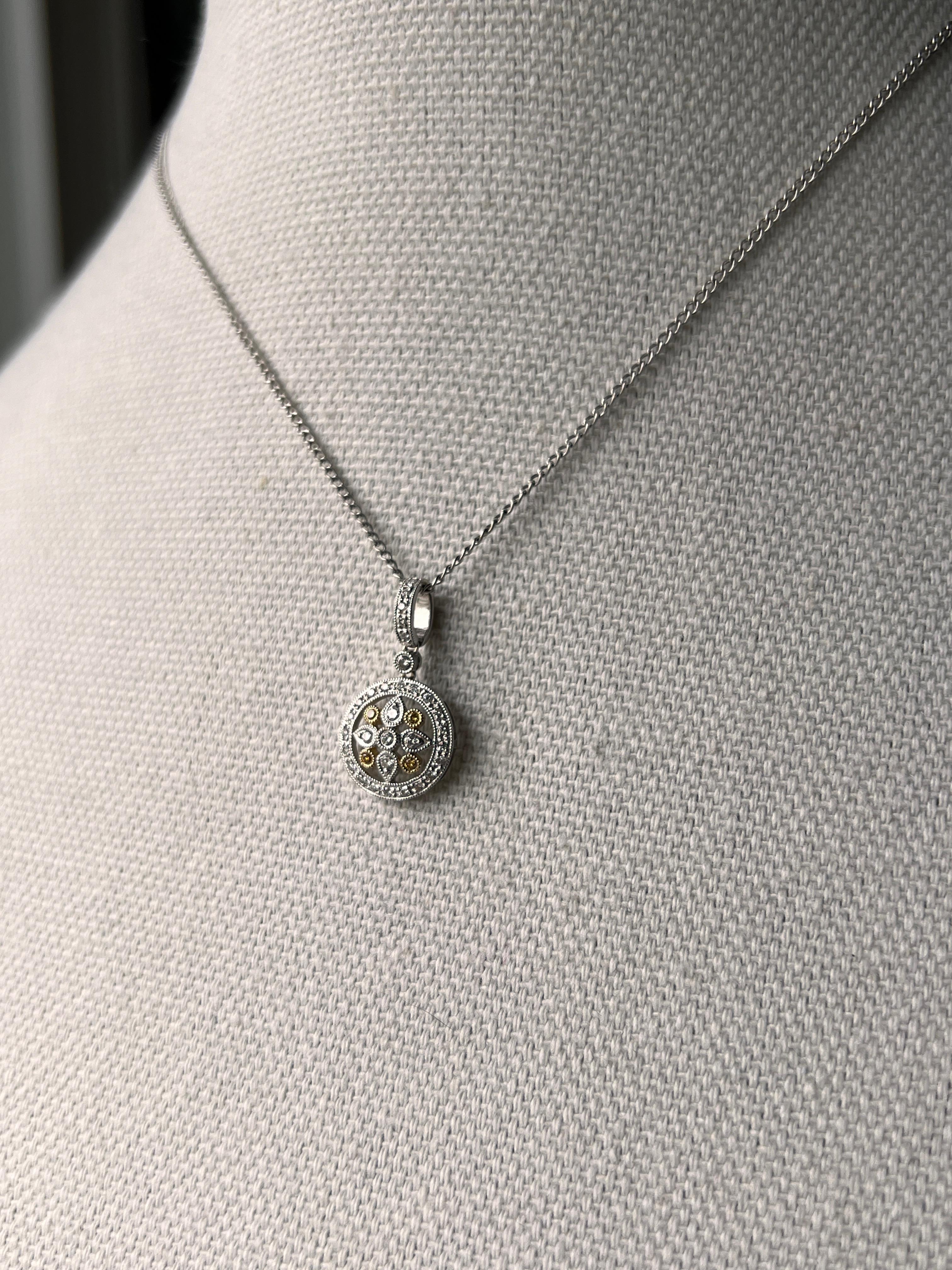 Zeitgenössischer Cluster-Anhänger mit gelben Diamanten aus 18k Gelb- und Weißgold (Rundschliff) im Angebot