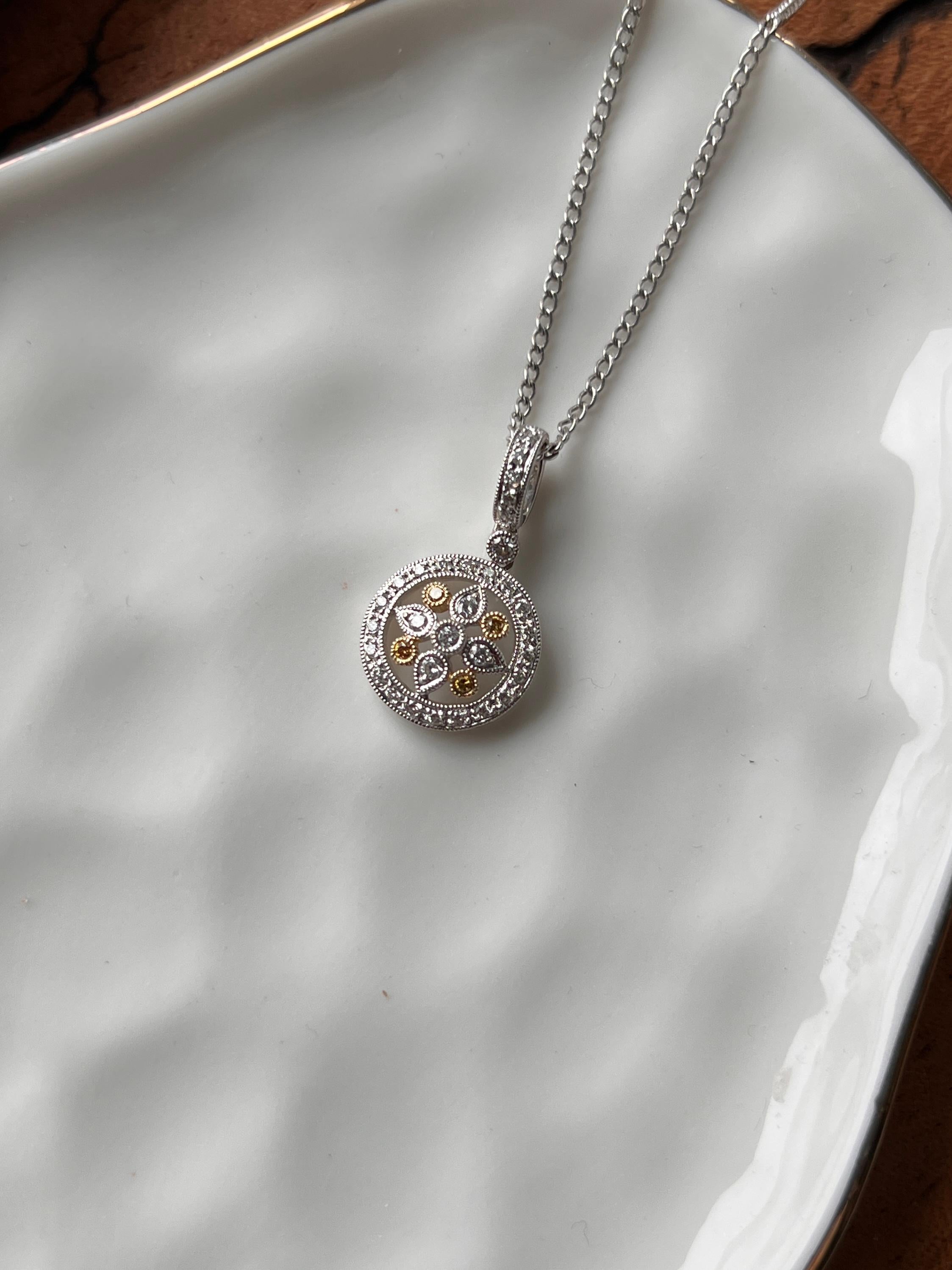 Zeitgenössischer Cluster-Anhänger mit gelben Diamanten aus 18k Gelb- und Weißgold im Zustand „Gut“ im Angebot in Towson, MD