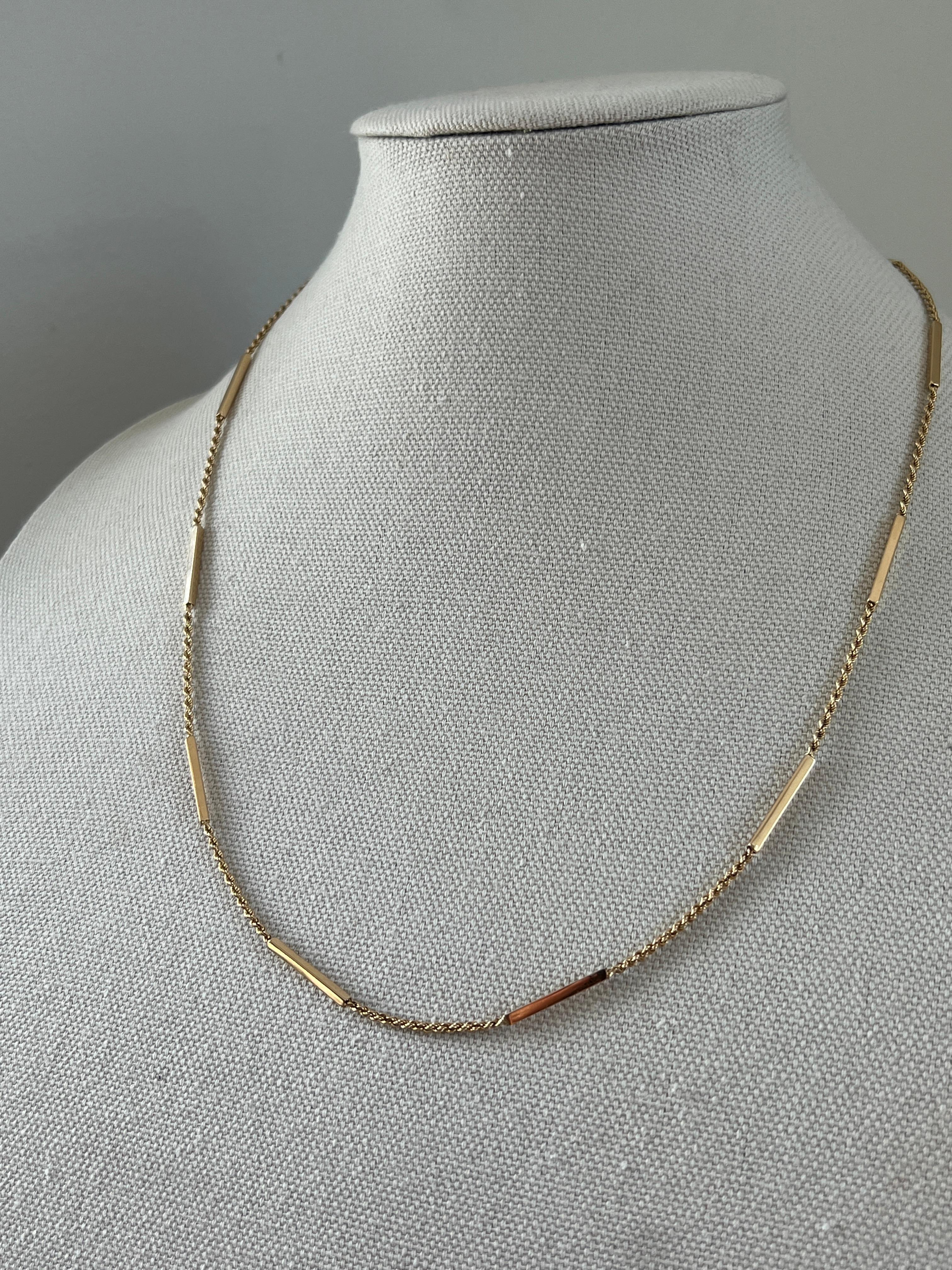 Diese moderne Halskette aus 14-karätigem Gelbgold zeichnet sich durch ein elegantes Glieder- und Seilkettendesign aus, das einen klassischen und zugleich stilvollen Look bietet. Mit einer Länge von 24 Zentimetern und einer Breite von 2 mm ist diese