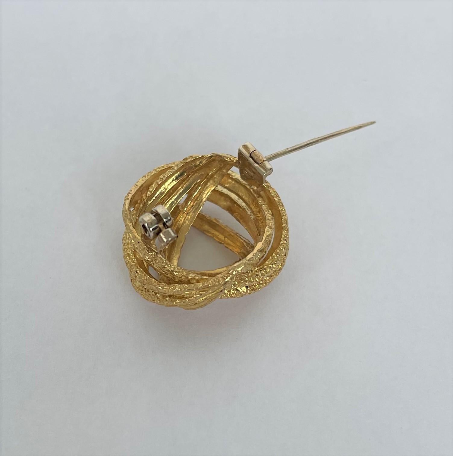 Vintage Hand Chiseled Yellow Gold Brooch In New Condition For Sale In Porto, PT