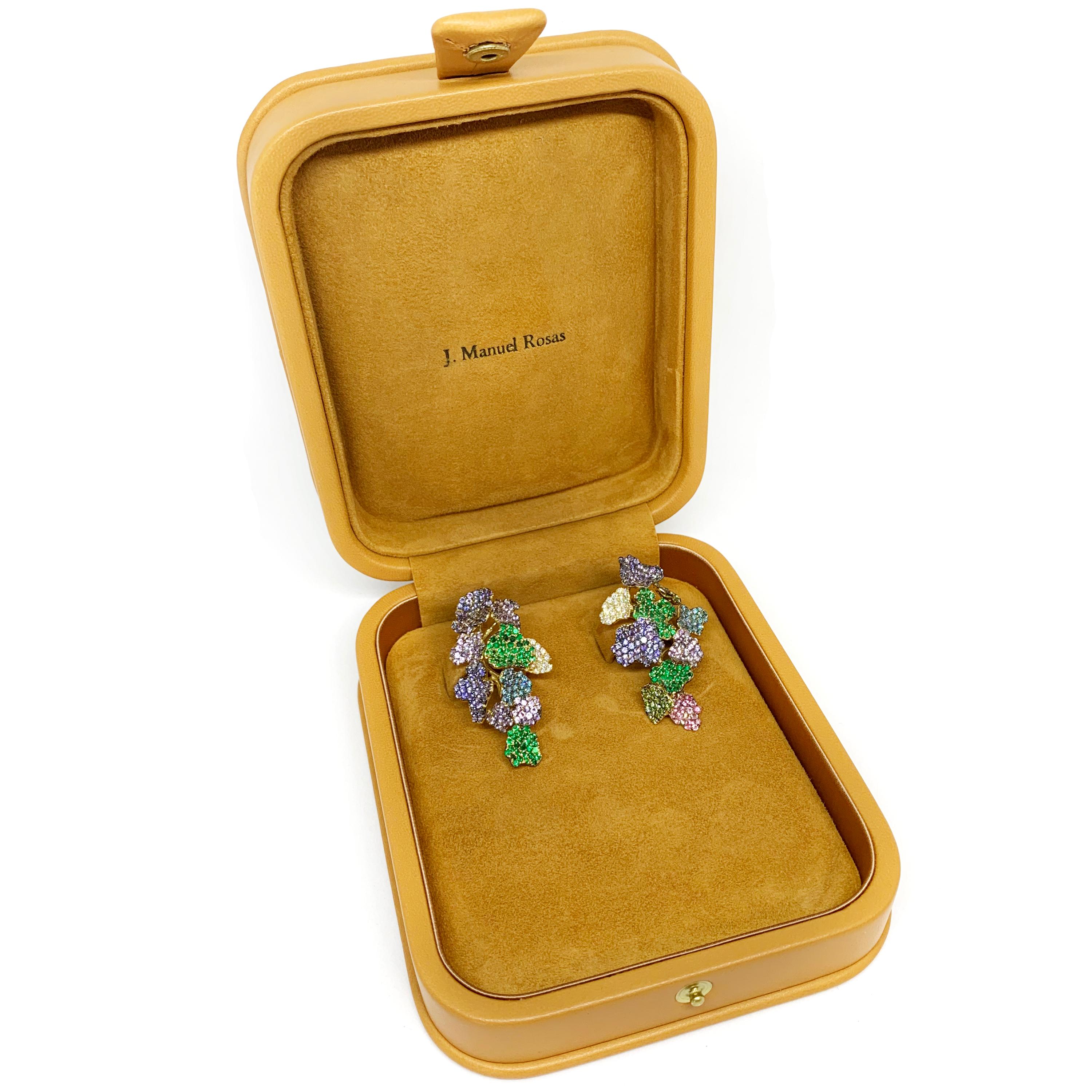 Women's or Men's Rosior one-off Diamond, Sapphire and Emerald Drop Earrings set in Yellow Gold