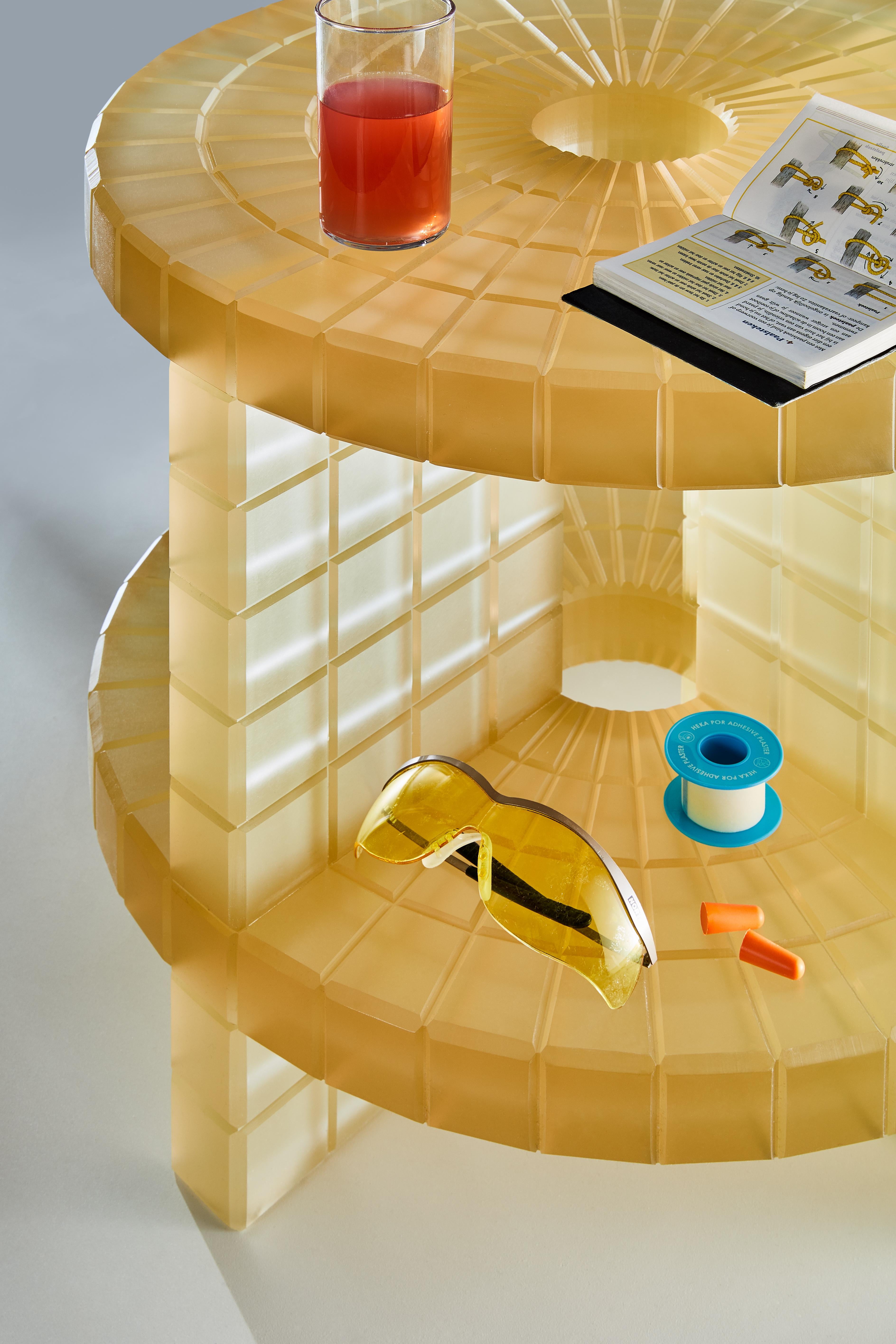 Table basse contemporaine Metropolis en résine jaune par Laurids Galle en vente 4