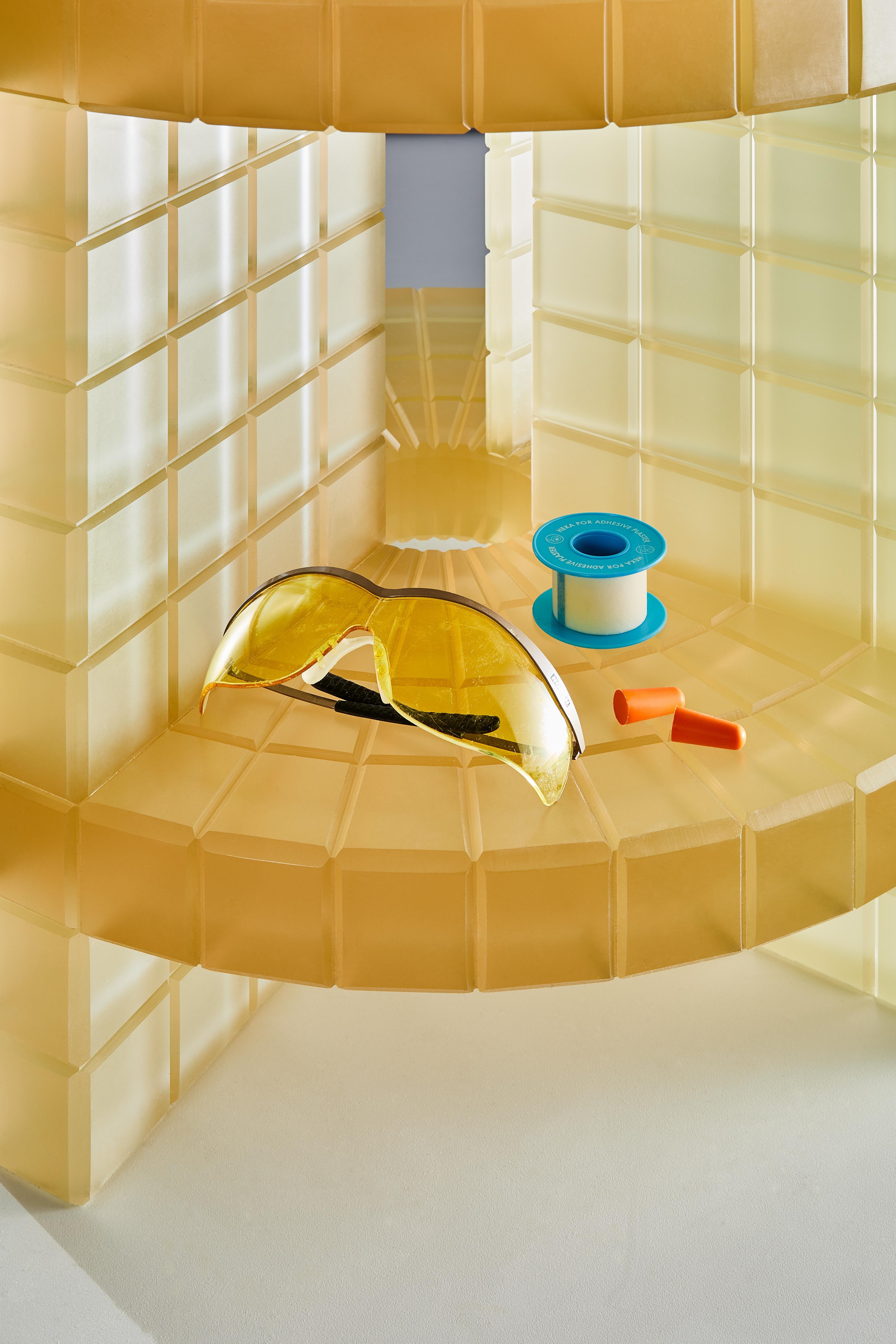 Table basse contemporaine Metropolis en résine jaune par Laurids Galle en vente 5