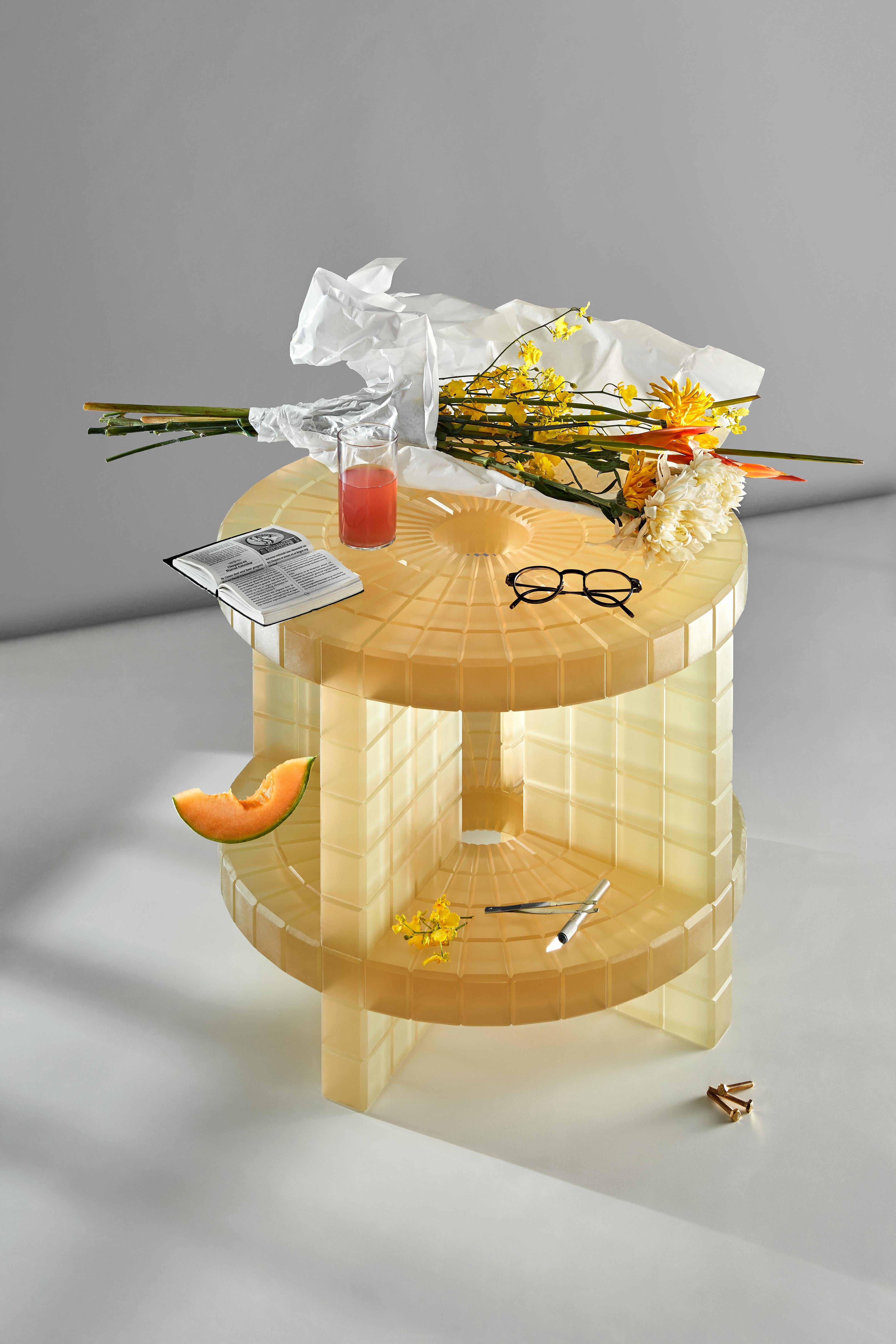 Résine Table basse contemporaine Metropolis en résine jaune par Laurids Galle en vente