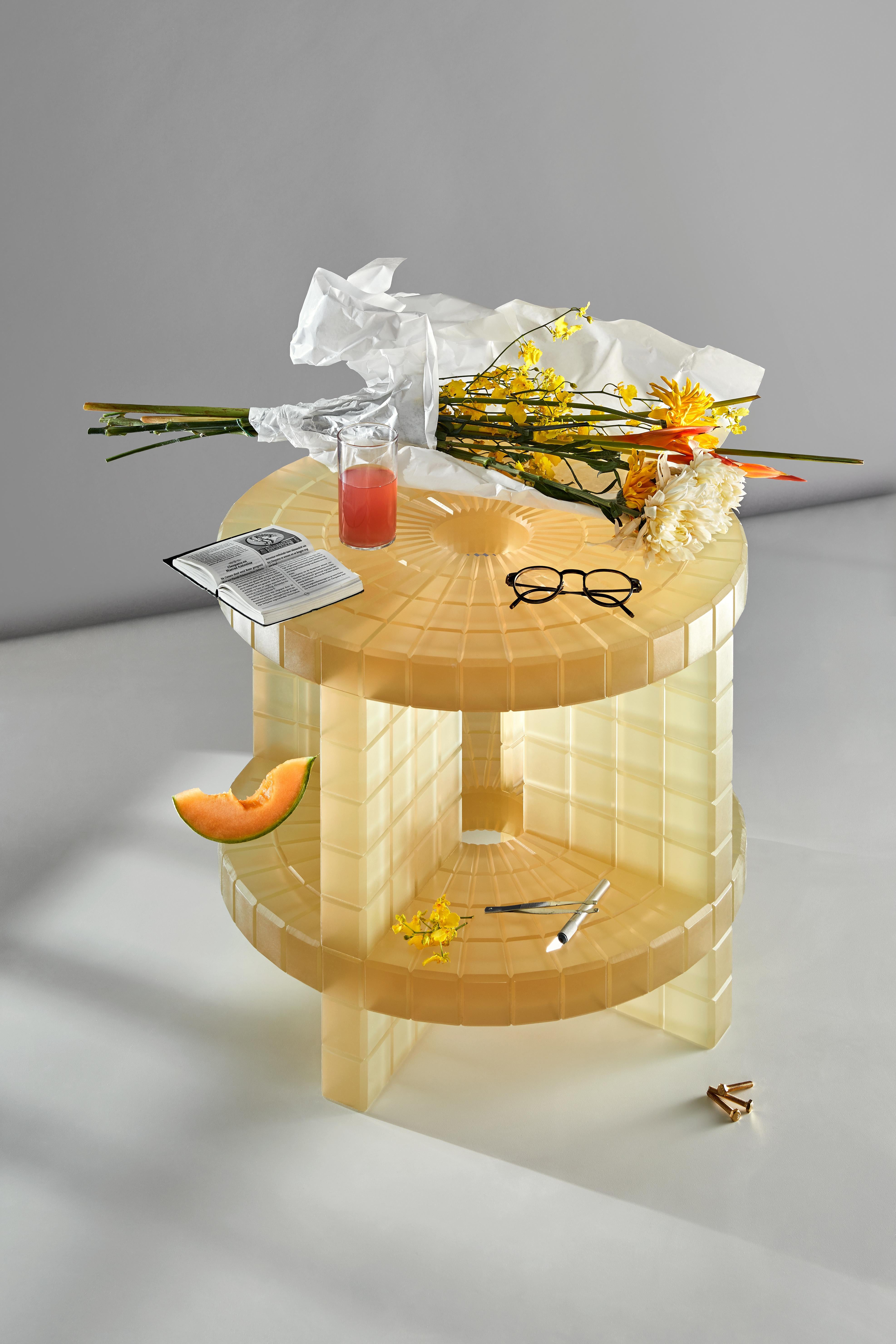 XXIe siècle et contemporain Table basse contemporaine Metropolis en résine jaune par Laurids Galle en vente