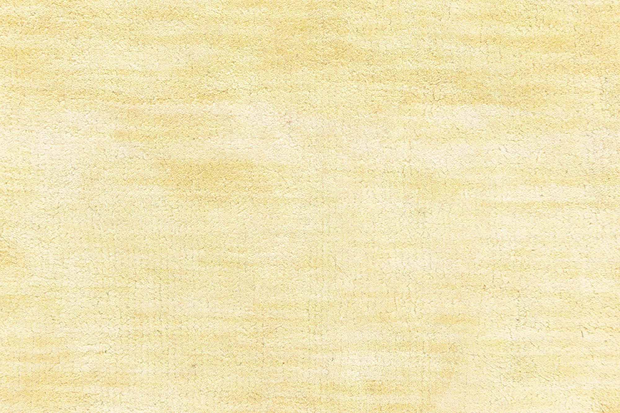 Indiano Tappeto contemporaneo giallo in seta annodato a mano di Doris Leslie Blau in vendita