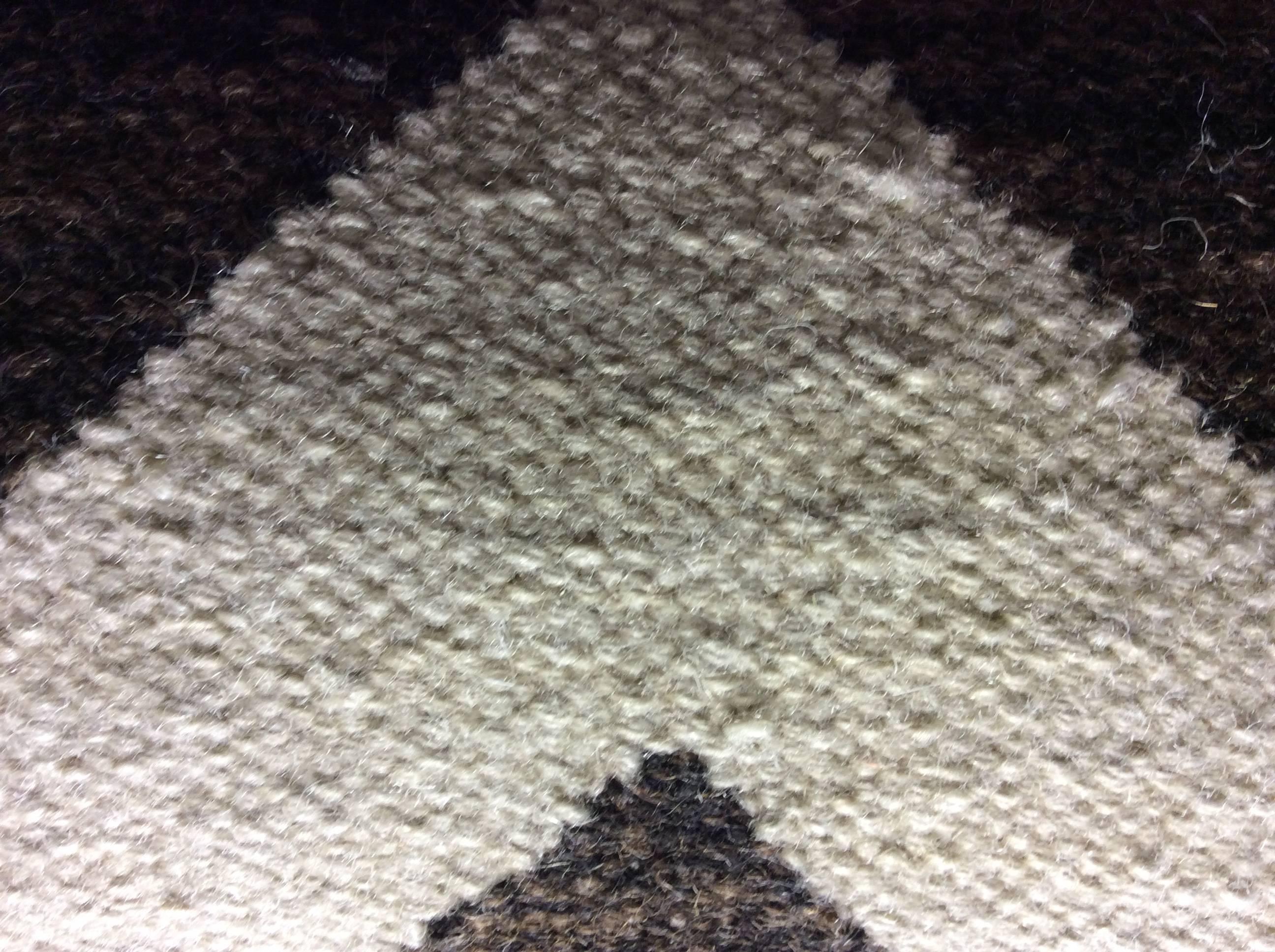 Brauner, weißer Wollteppich im Zick-Zack-Design von Doris Leslie Blau.
Größe: 7'8