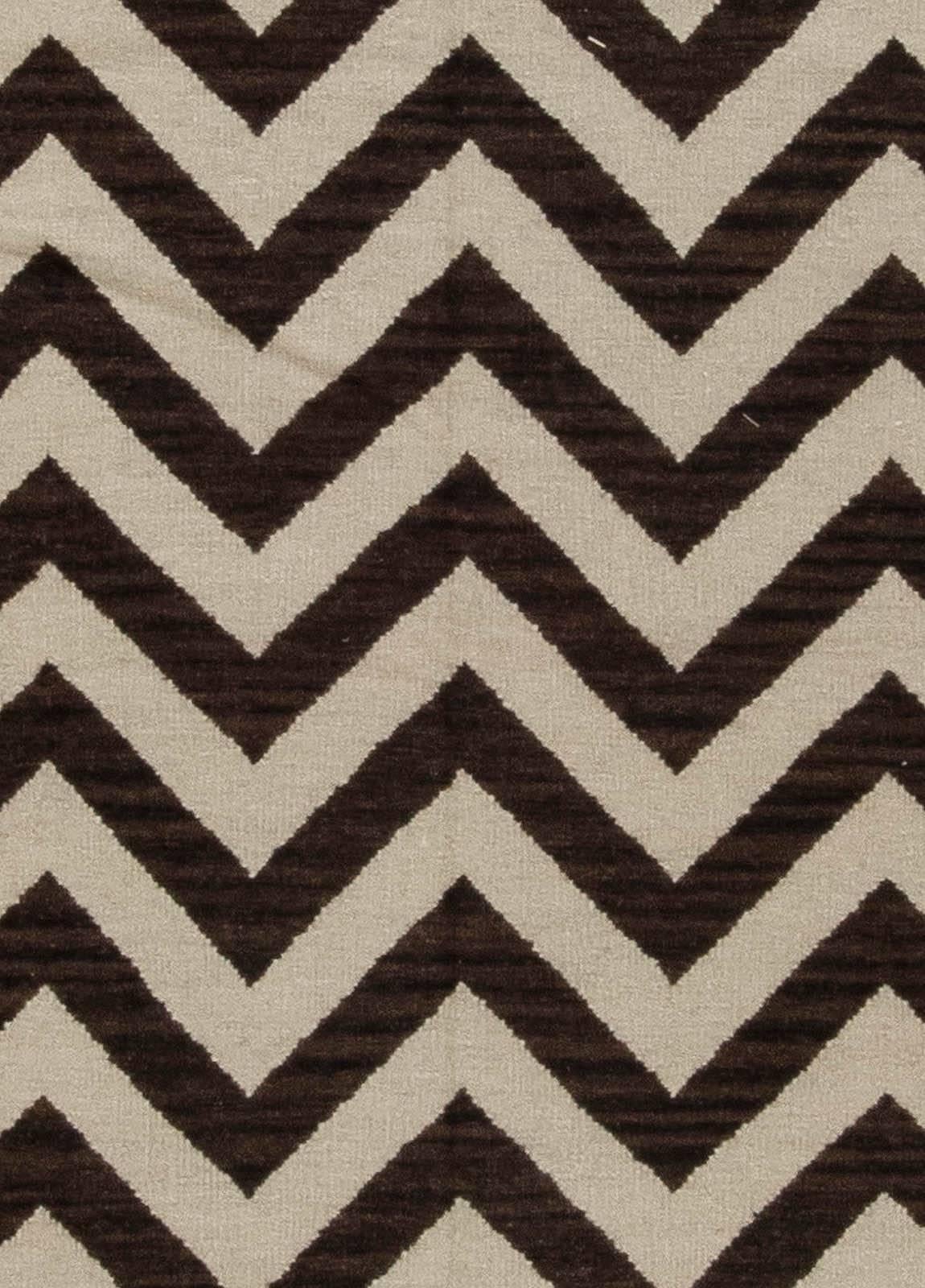 Zeitgenössischer brauner, weißer Wollteppich im Zick-Zack-Design von Doris Leslie Blau (Moderne) im Angebot
