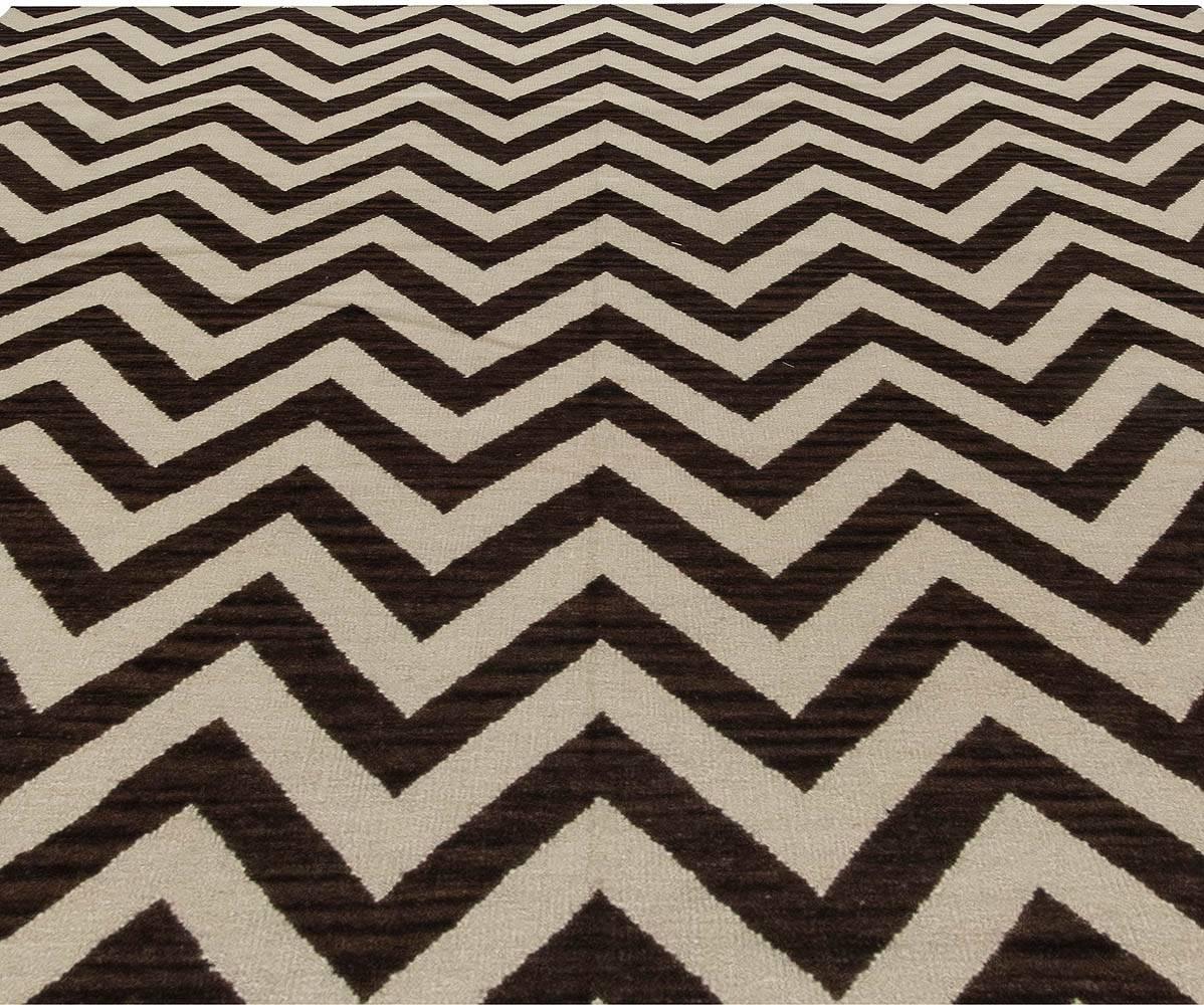 Zeitgenössischer brauner, weißer Wollteppich im Zick-Zack-Design von Doris Leslie Blau (Indisch) im Angebot