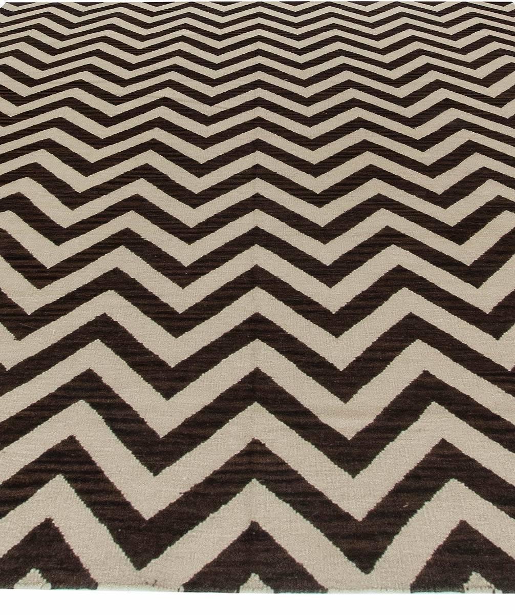 Zeitgenössischer brauner, weißer Wollteppich im Zick-Zack-Design von Doris Leslie Blau (Handgewebt) im Angebot