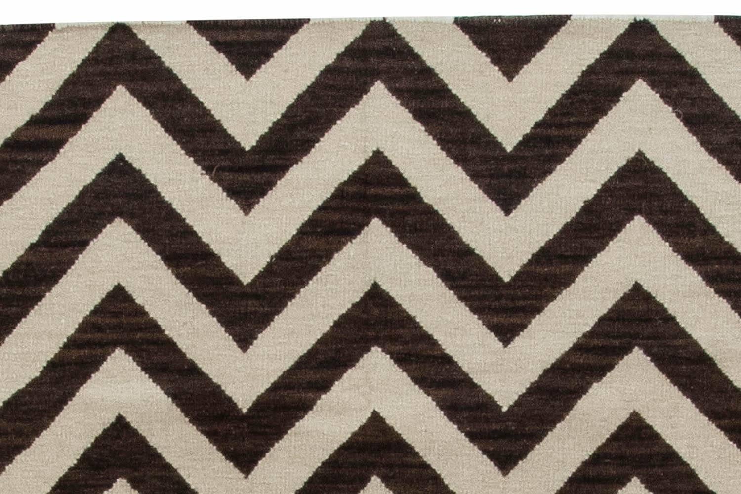 Zeitgenössischer brauner, weißer Wollteppich im Zick-Zack-Design von Doris Leslie Blau im Zustand „Neu“ im Angebot in New York, NY