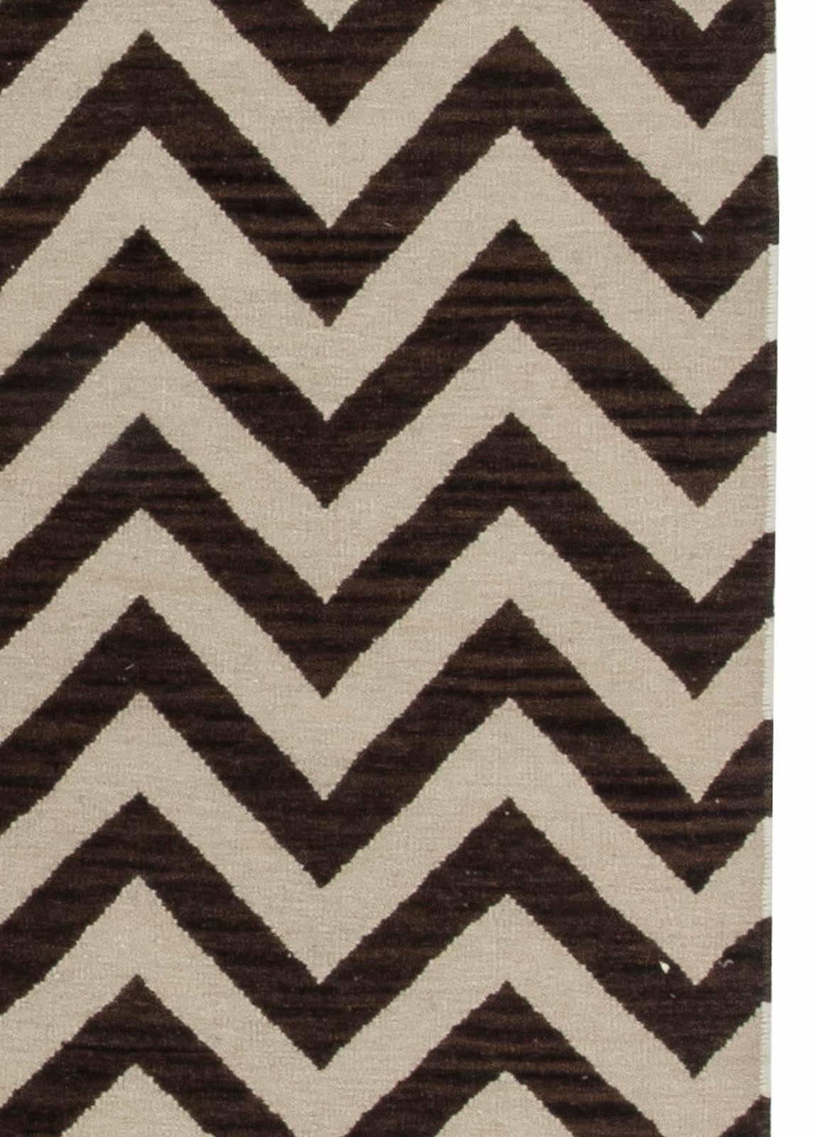 Zeitgenössischer brauner, weißer Wollteppich im Zick-Zack-Design von Doris Leslie Blau (21. Jahrhundert und zeitgenössisch) im Angebot