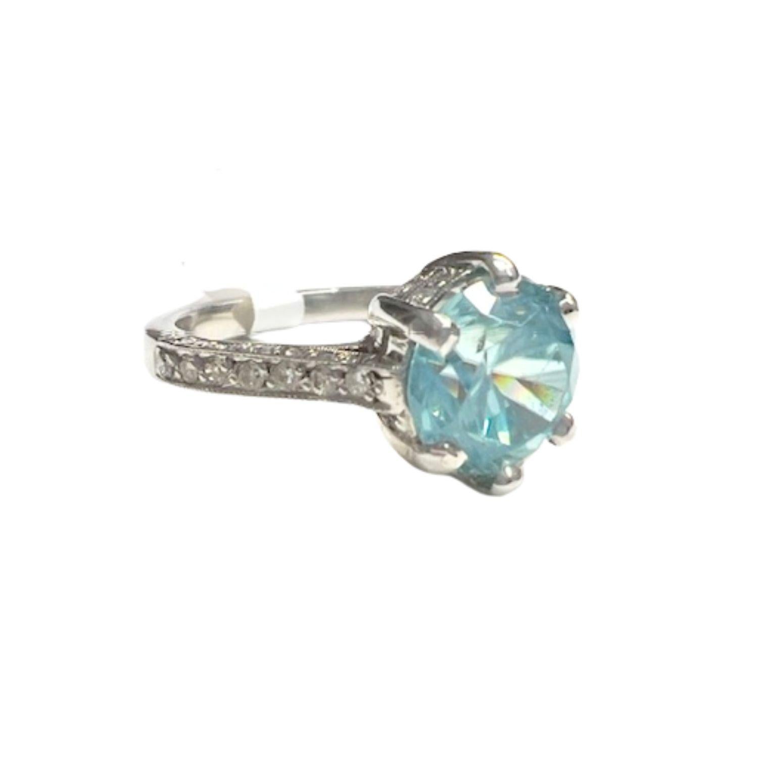 Women's Contemporary Zircon and Diamonds Gold Ring For Sale