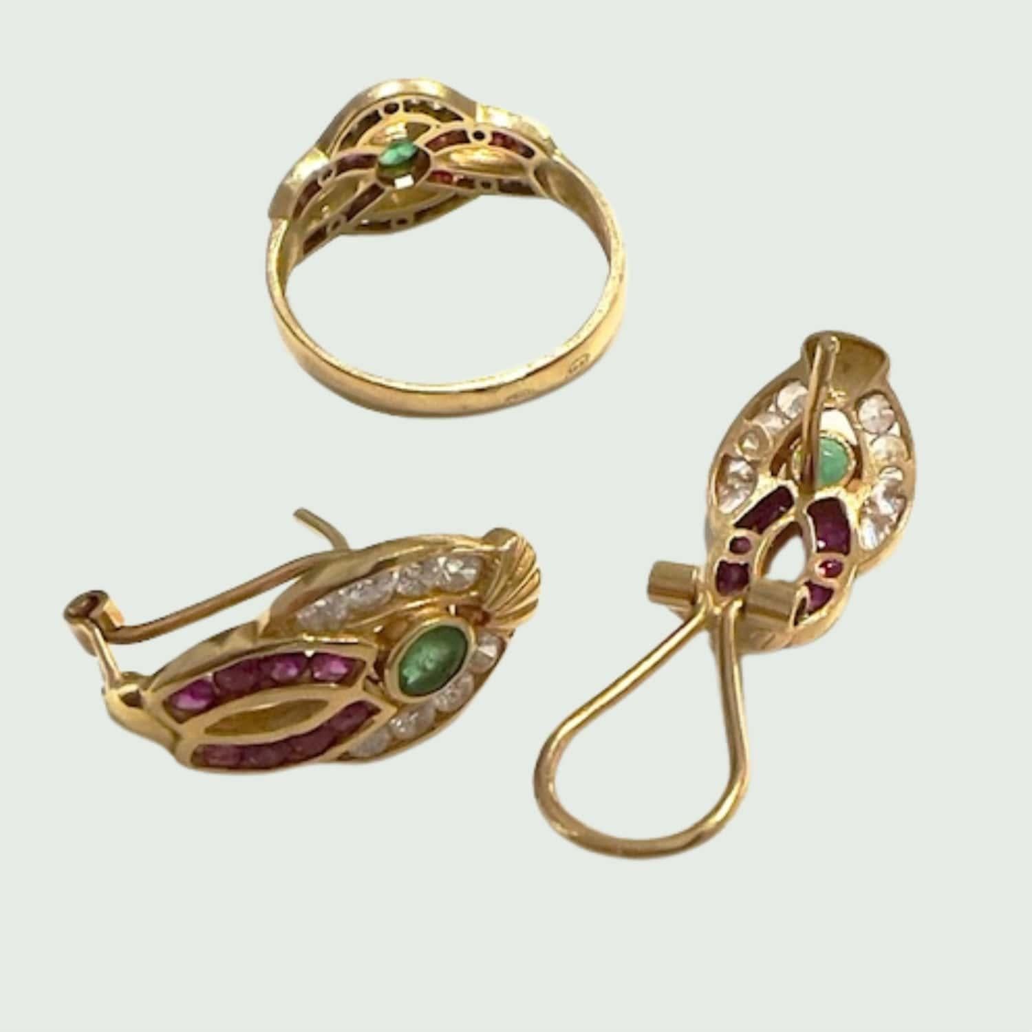 Contemporary Zircon, Emeralds, a Rubies 18 kts yellow Gold Earrings and Ring  In Good Condition For Sale In MADRID, ES