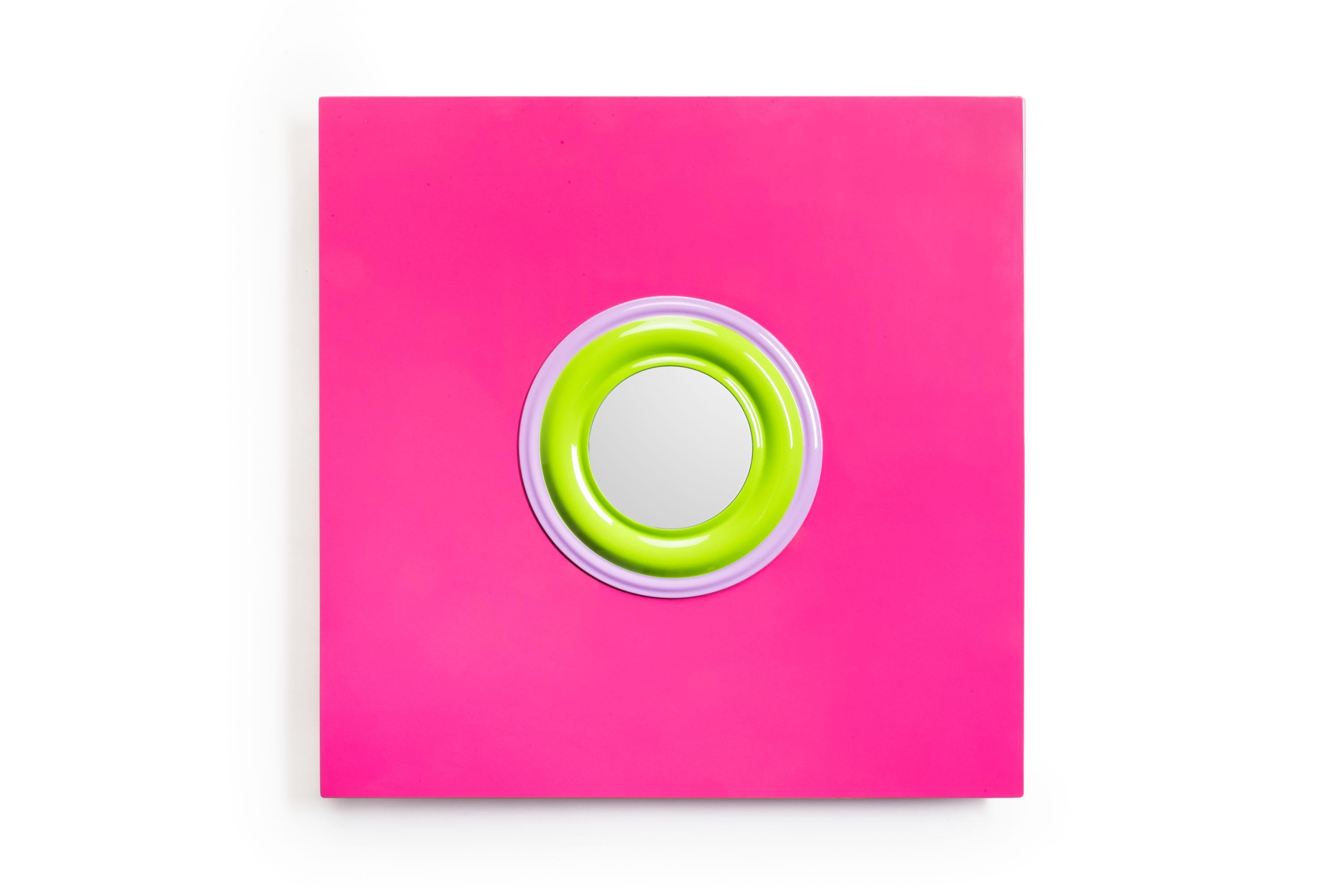 Nitya è, come dice il nome, uno specchio eterno. Una forma perfettamente bilanciata e un design senza tempo: è il punto focale di ogni spazio.
Bindoo è una collezione di specchi modulari racchiusi in composizioni grafiche di cerchi, triangoli e