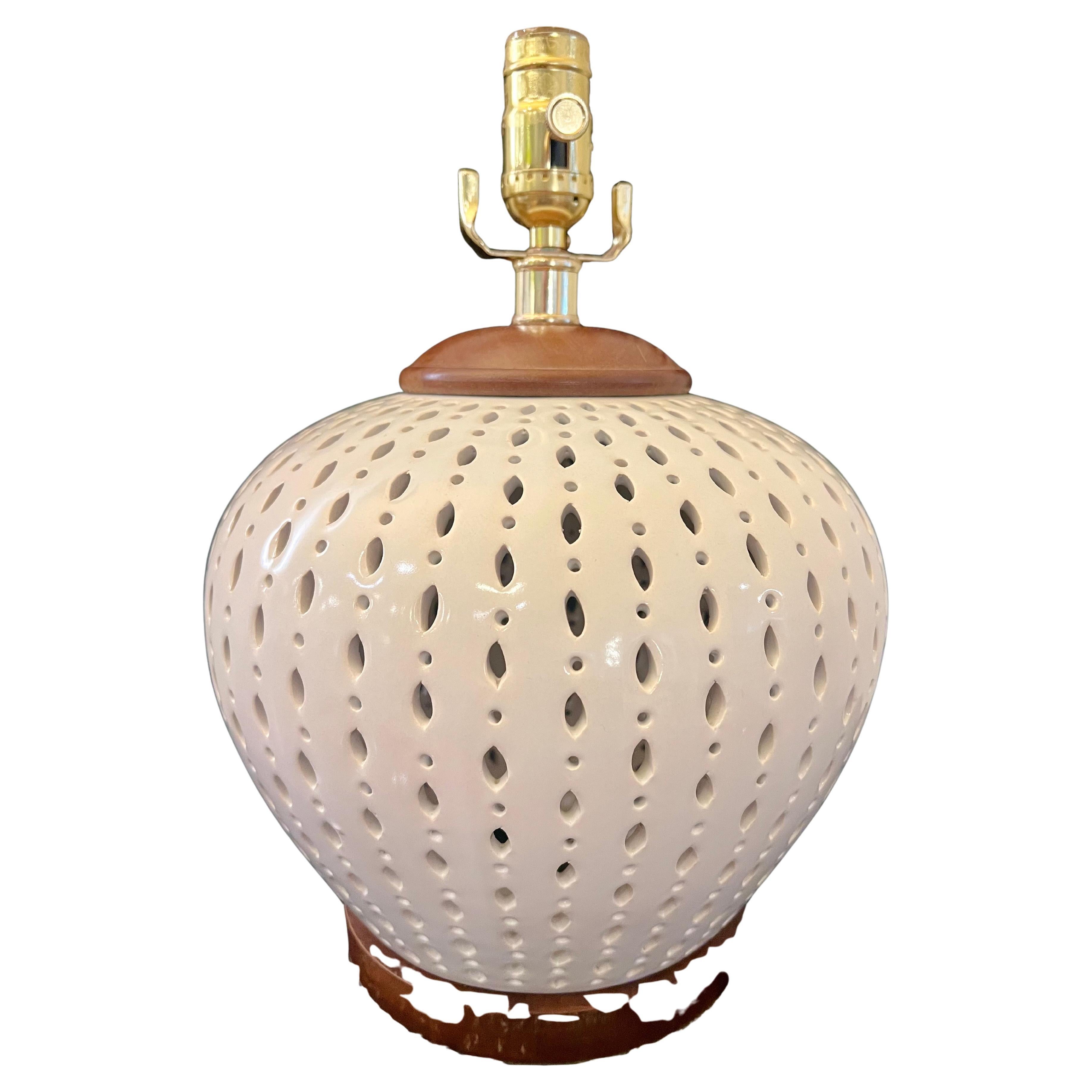 Lampe de table en céramique percée avec accents en noyer et laiton, en excellent état avec abat-jour inclus.