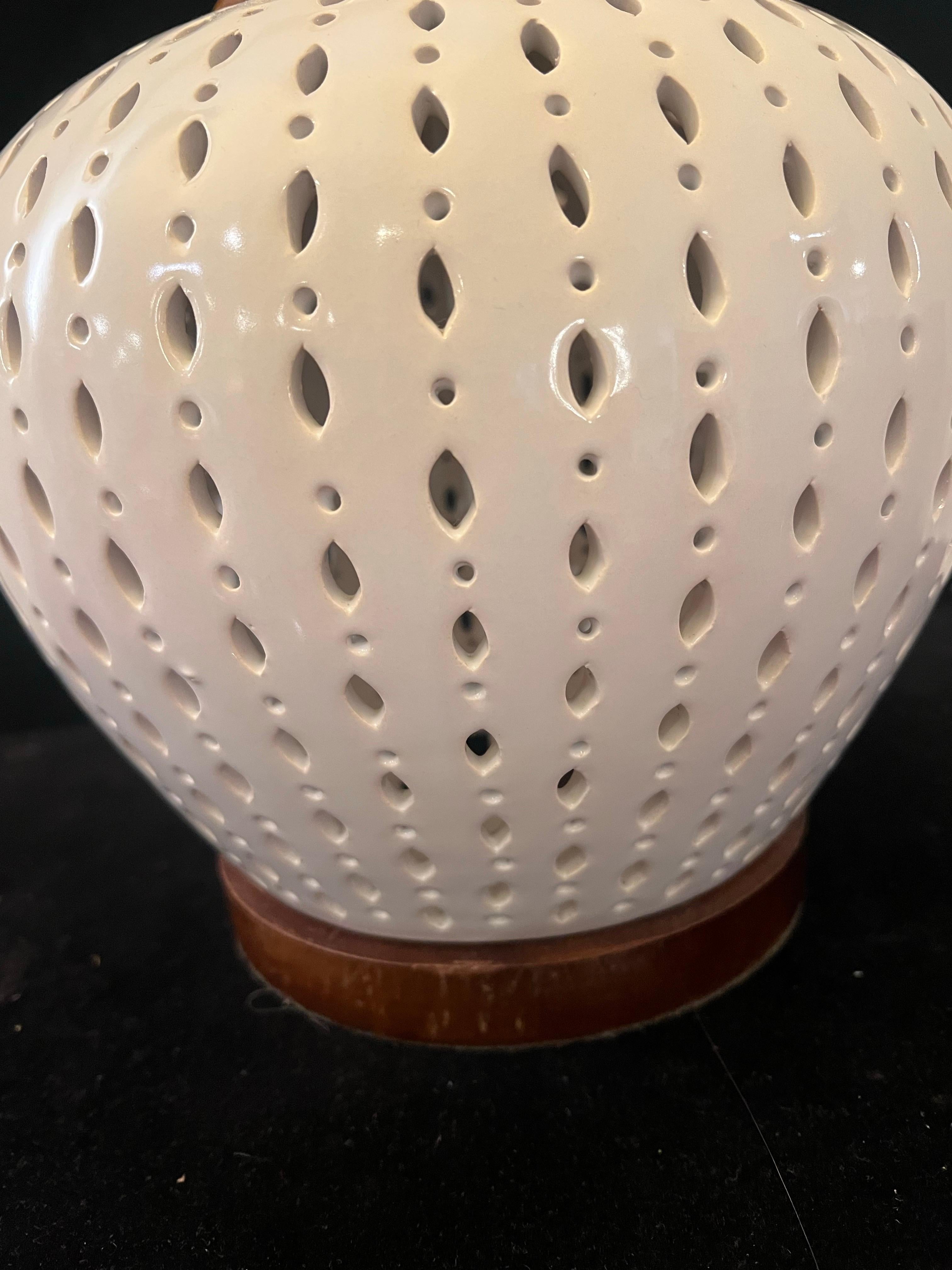Américain Lampe de table contemporaine en céramique et noyer par Ralph Lauren en vente