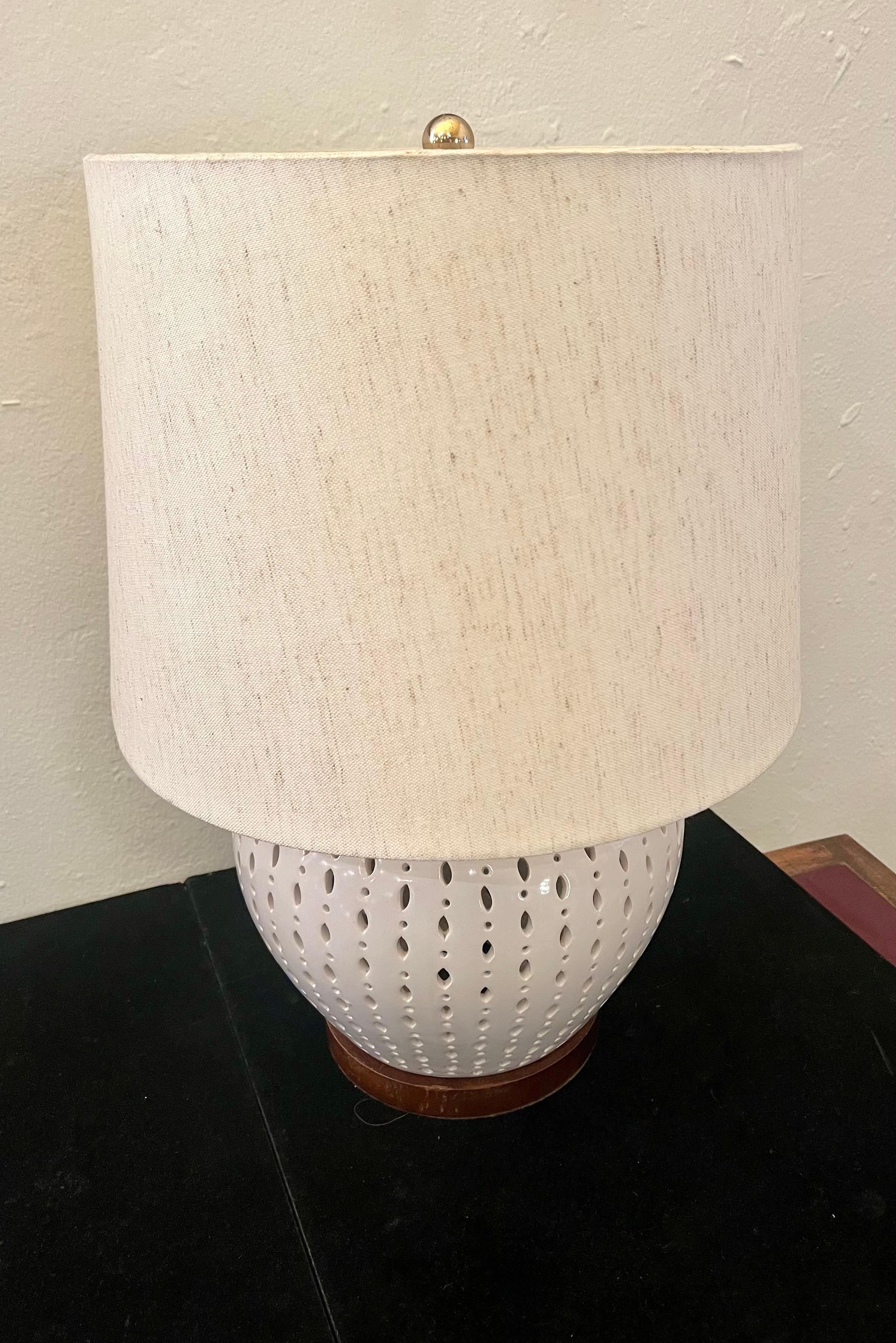 XXIe siècle et contemporain Lampe de table contemporaine en céramique et noyer par Ralph Lauren en vente
