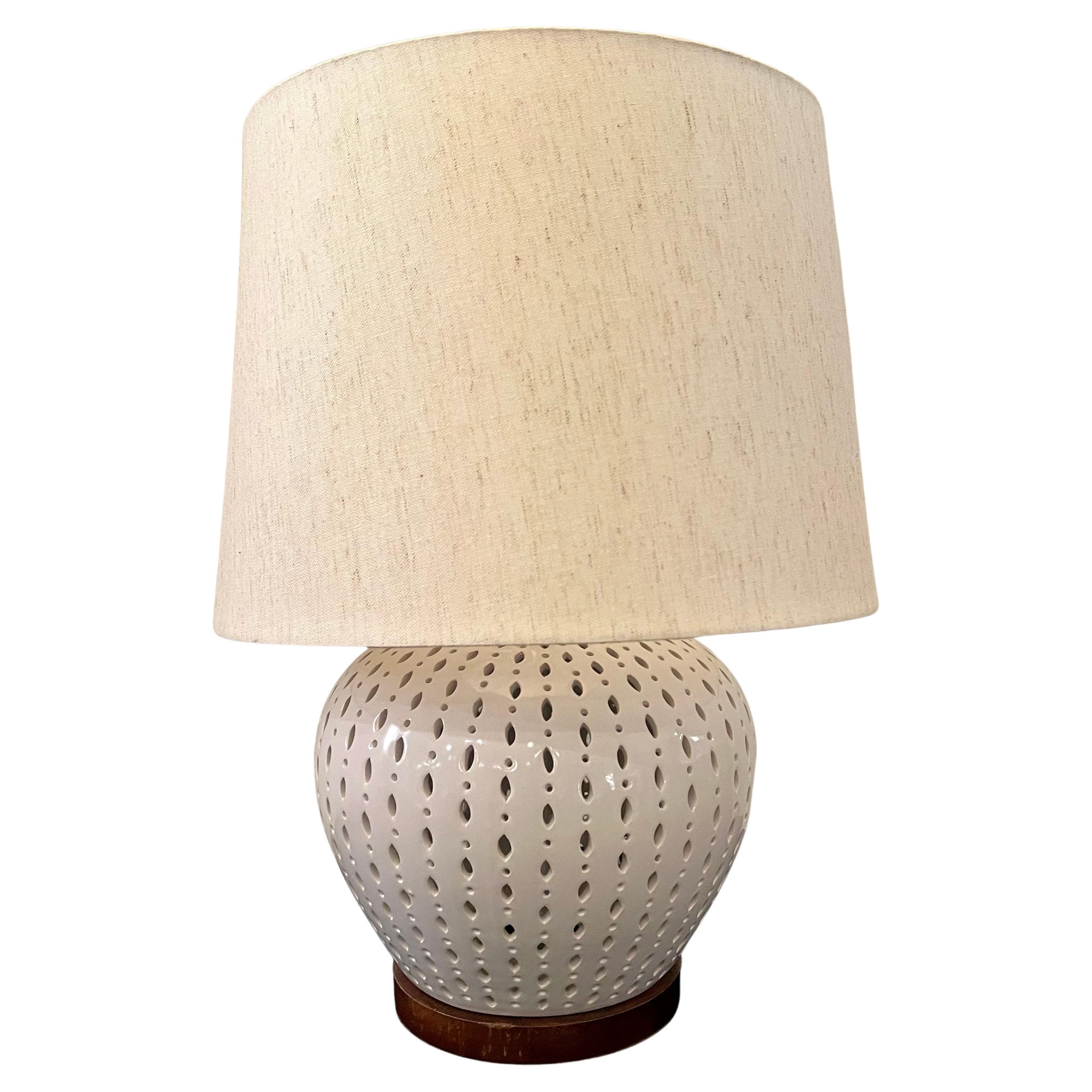 How big should a table lamp be?