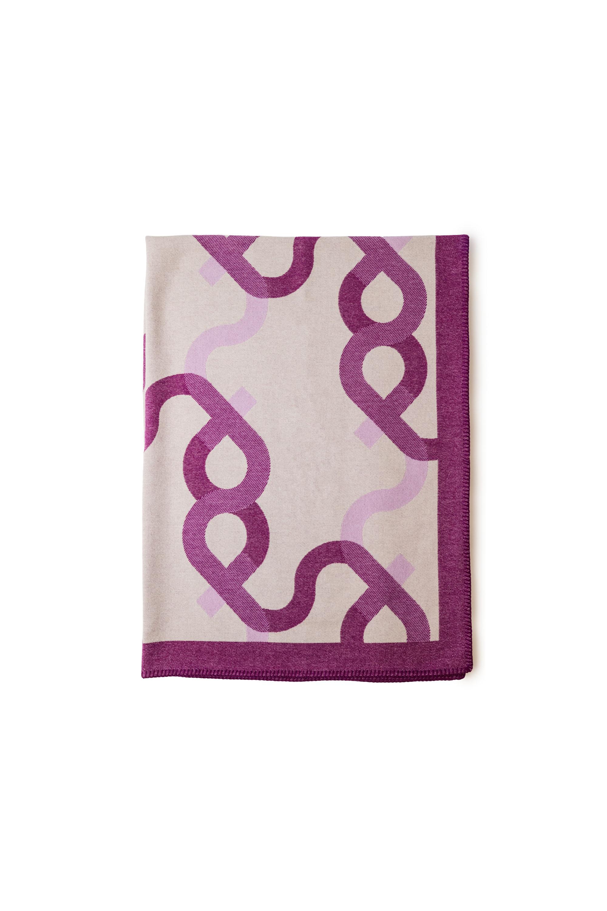 Comfort, elegance and personality: soft blankets made of 80% wool and 20% cashmere for the first textile of altreforme. The colors are customizable to fit into any color context, for a one-of-a-kind product approach.