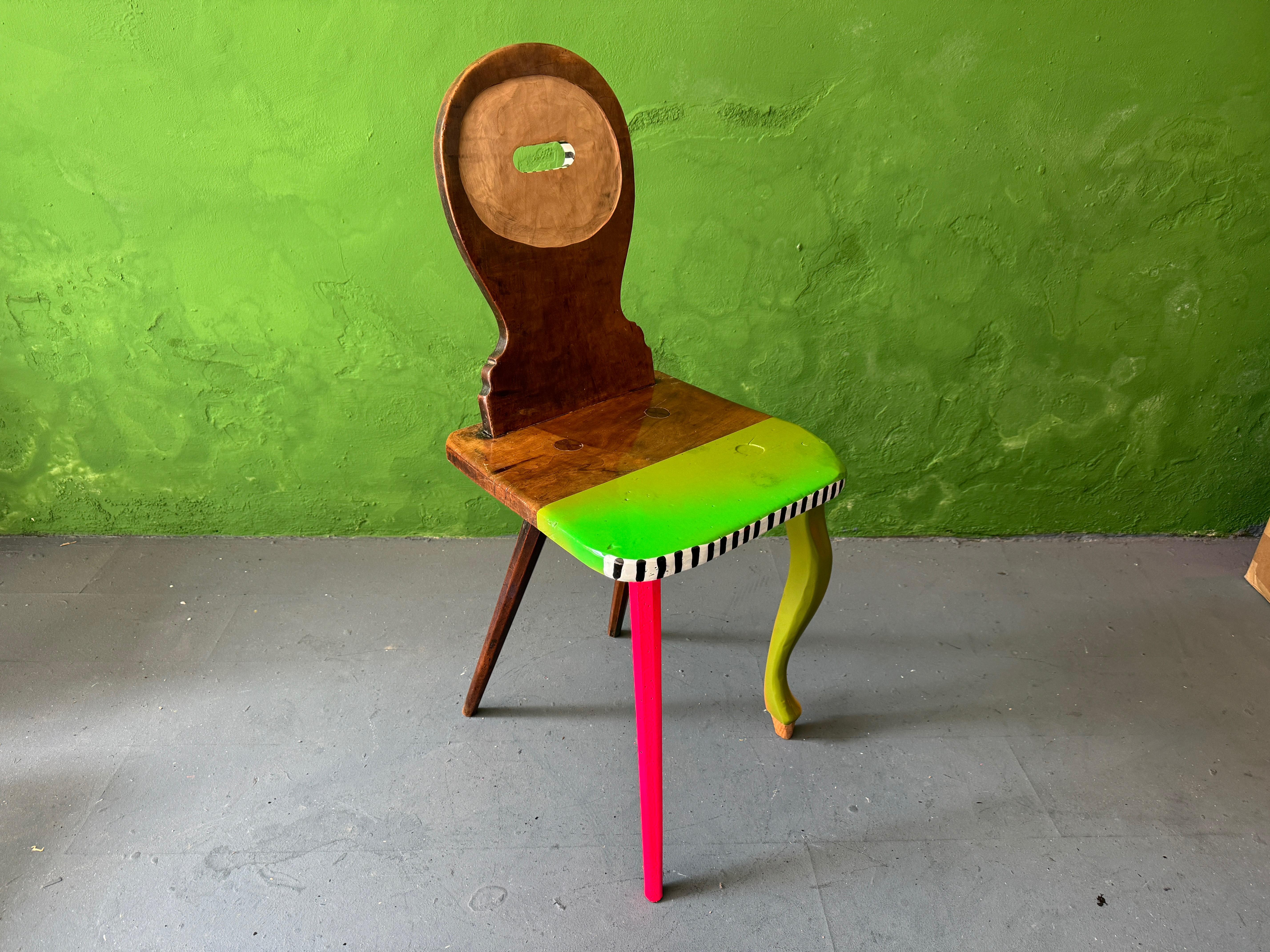 Contemporizar la Silla del Futuro de Markus Friedrich Staab
Único en su especie
Dimensiones: P 45 x An 41 x Al 95 cm.
Materiales: Madera, laca, pintura.

Silla de granja contemporizada, piezas sustituidas, pintadas, talladas, multilacadas.

Markus