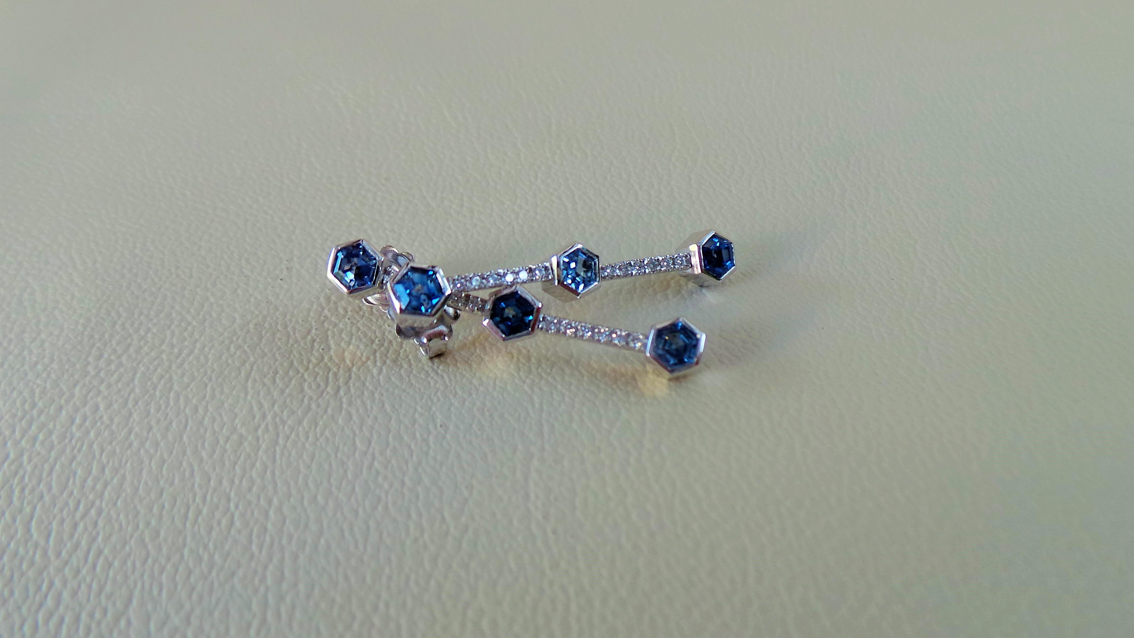 Andrea Macinai crée une collection dédiée de boucles d'oreilles linéaires avec des saphirs bleus  et des diamants.
Féminins et délicats, les modèles de la collection de boucles d'oreilles stem offrent un sens raffiné de la grâce qui évoque une