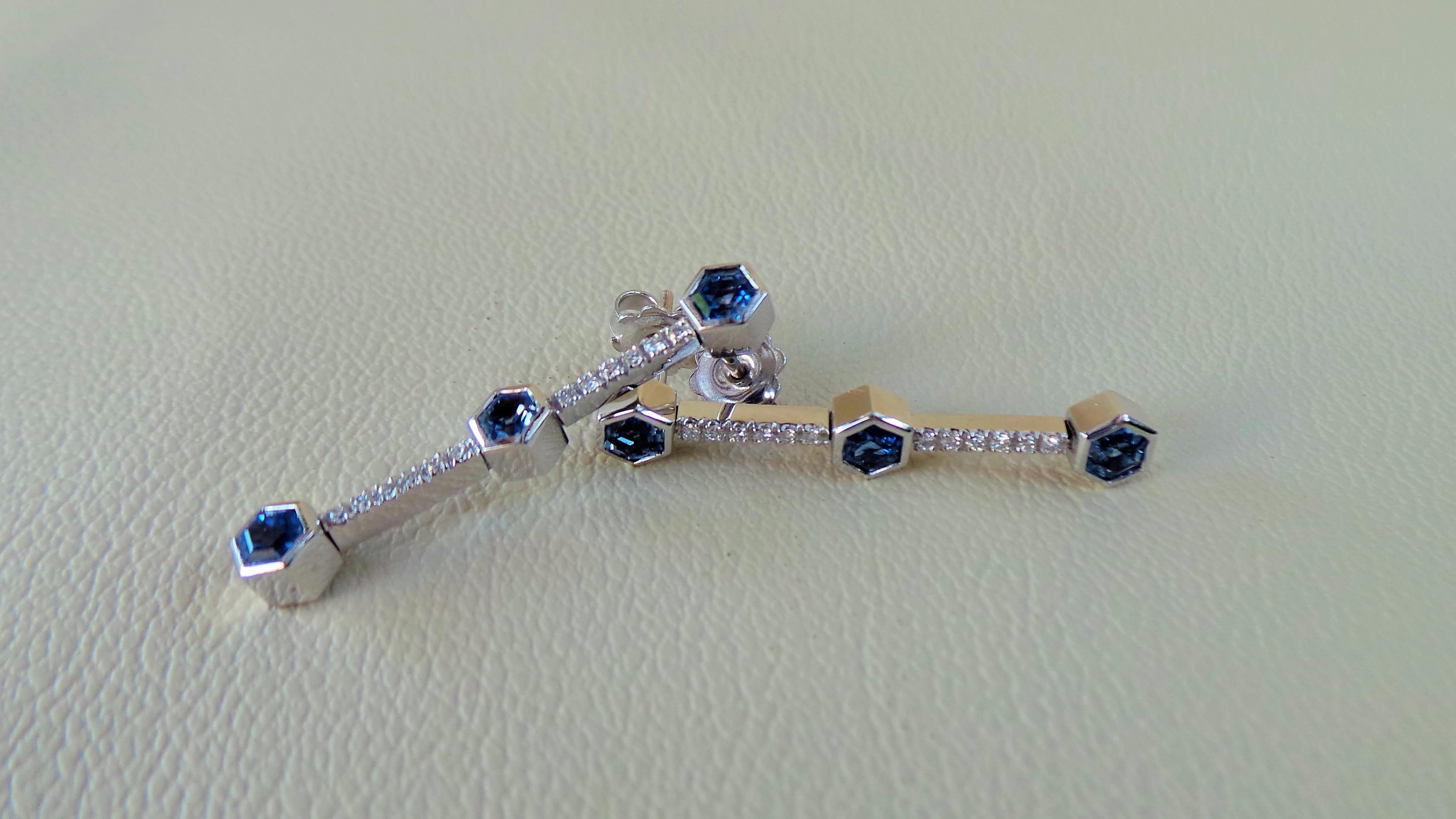 Contemporain Boucles d'oreilles à tige contemporaines en or blanc 0,17 carat avec saphir bleu 1,35 carat et diamants en vente