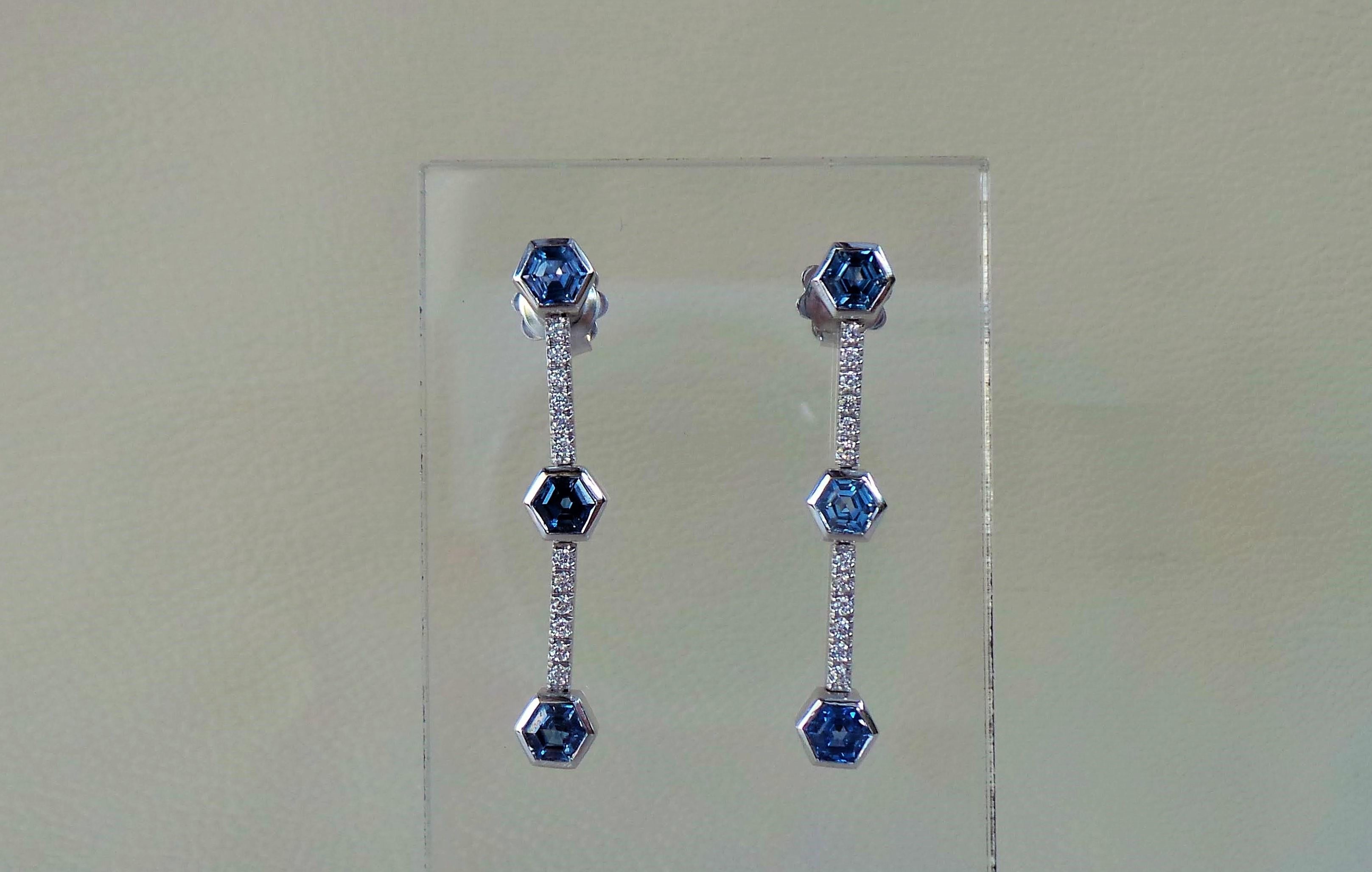 Taille brillant Boucles d'oreilles à tige contemporaines en or blanc 0,17 carat avec saphir bleu 1,35 carat et diamants en vente
