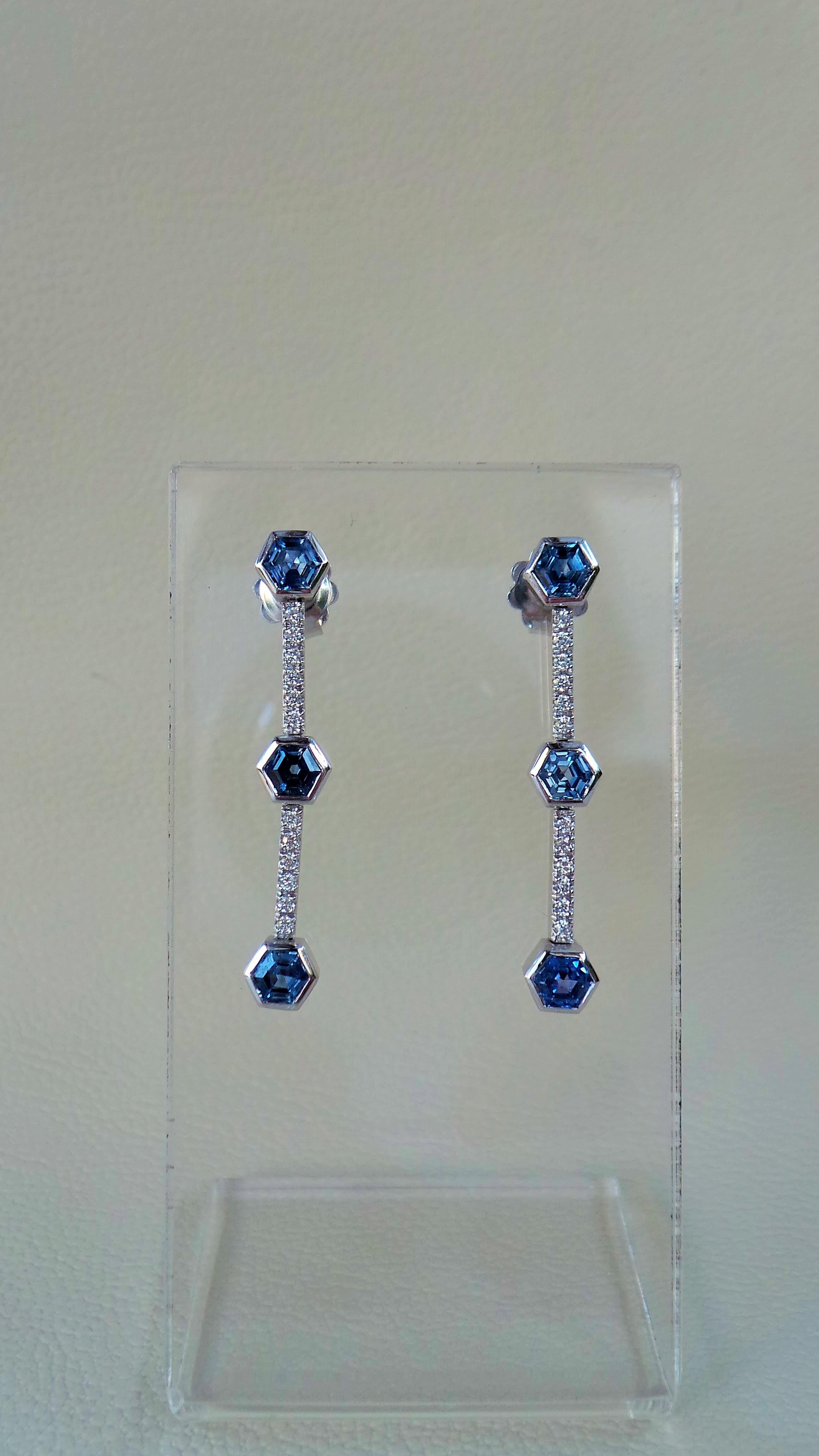 Boucles d'oreilles à tige contemporaines en or blanc 0,17 carat avec saphir bleu 1,35 carat et diamants Neuf - En vente à Firenze, FI