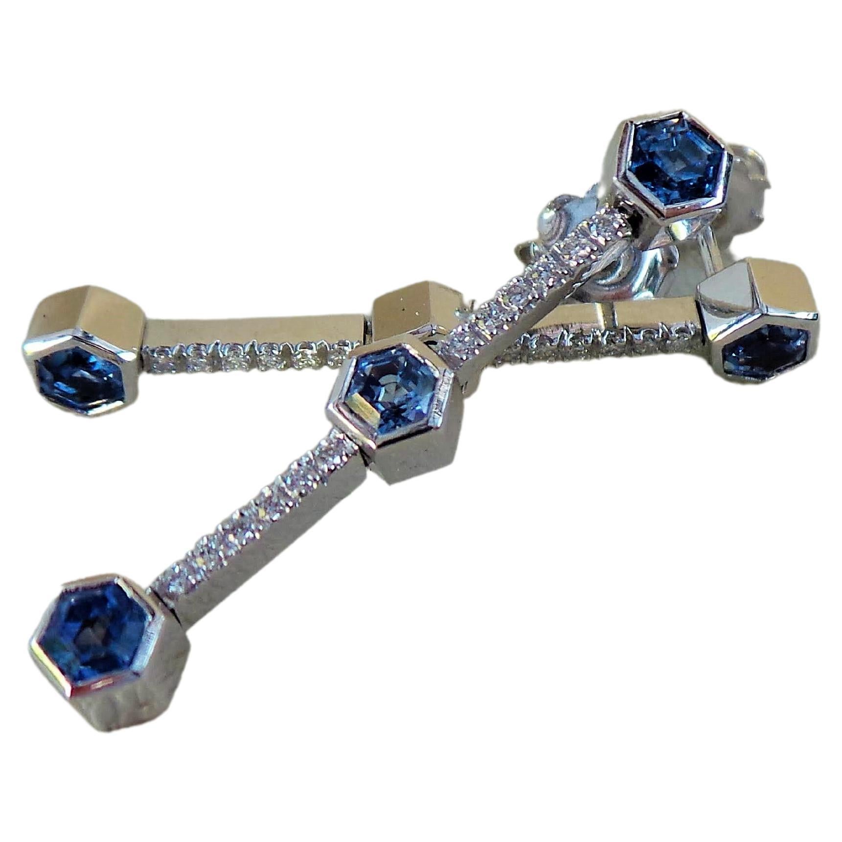 Boucles d'oreilles à tige contemporaines en or blanc 0,17 carat avec saphir bleu 1,35 carat et diamants en vente