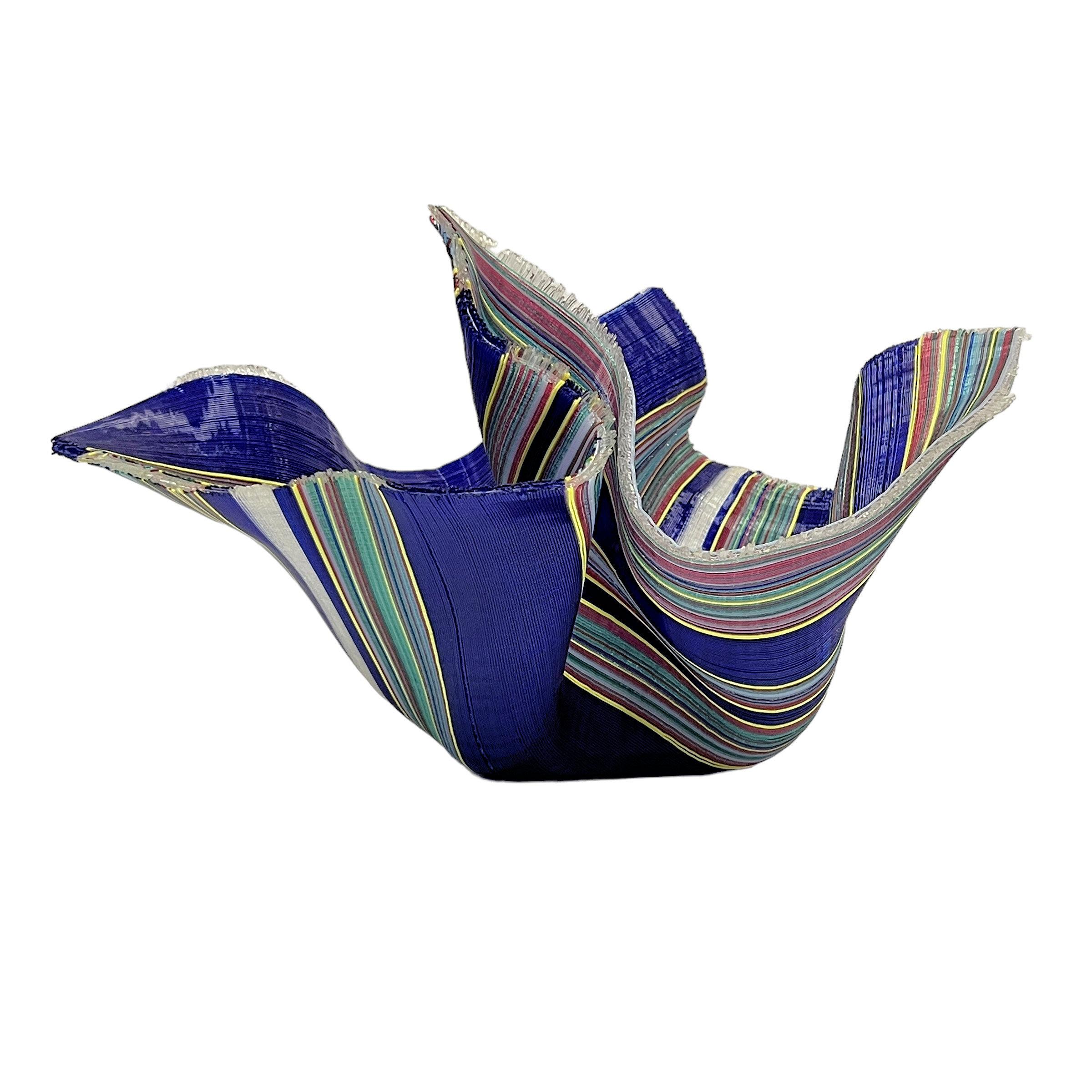 Una forma scultorea di fazzoletto di vetro intrecciato di Carole Perry, realizzata con migliaia di singoli fili di vetro di vari colori, intrecciati e fusi insieme. È firmato 