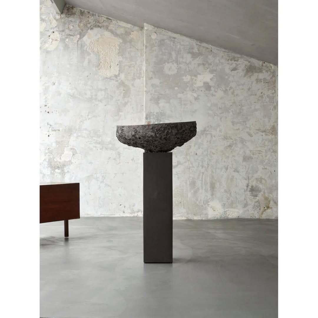 Bol en céramique gris foncé de forme organique, design contemporain de Niclas Wolf Neuf - En vente à Geneve, CH