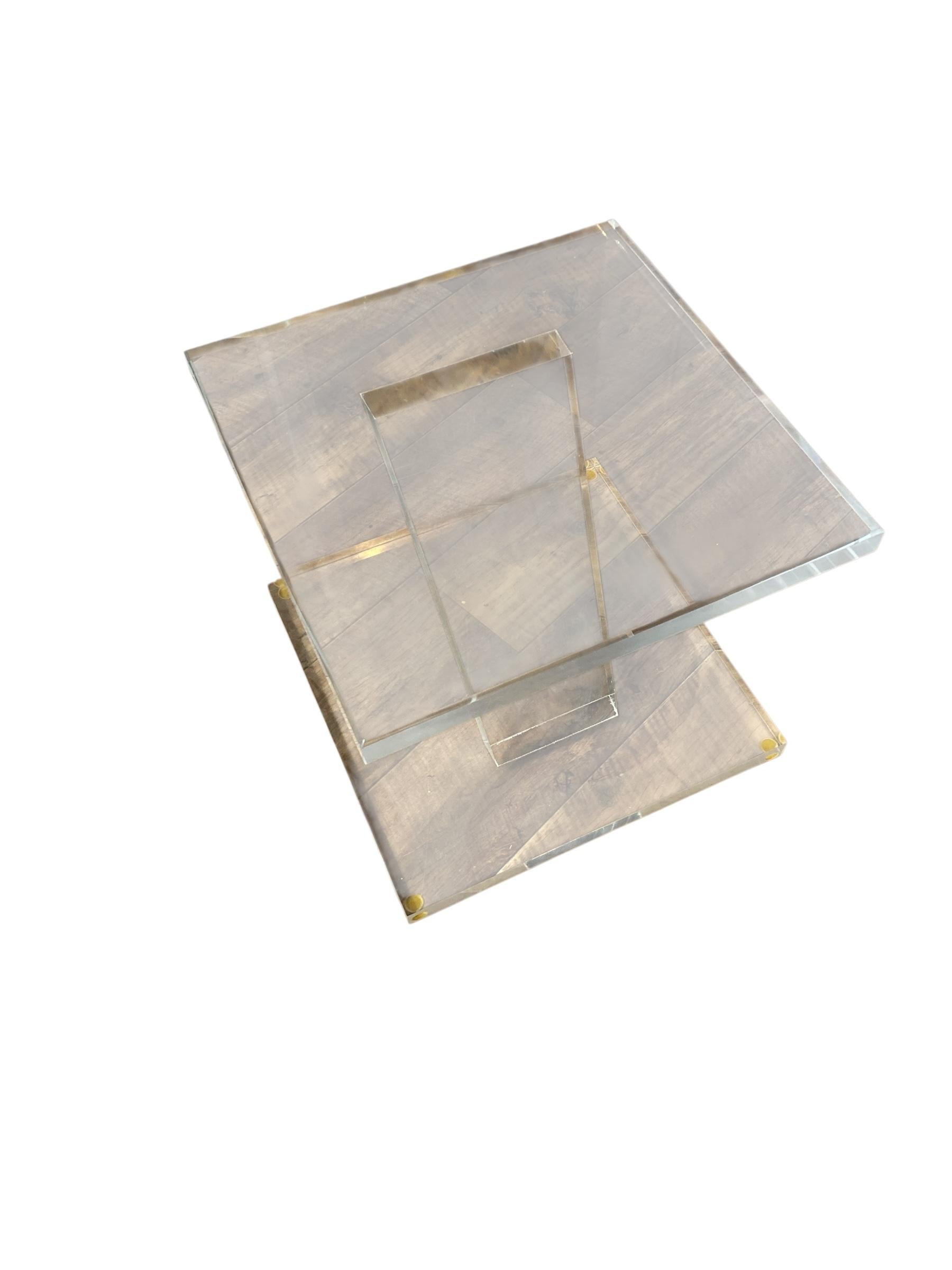 Table d'appoint Contempory Lucite. Conçue par des experts pour allier l'élégance moderne à la fonctionnalité. La surface transparente crée une illusion d'espace, ce qui la rend parfaite pour les petites pièces,

H : 40 cm

L : 45 cm

D : 45 cm