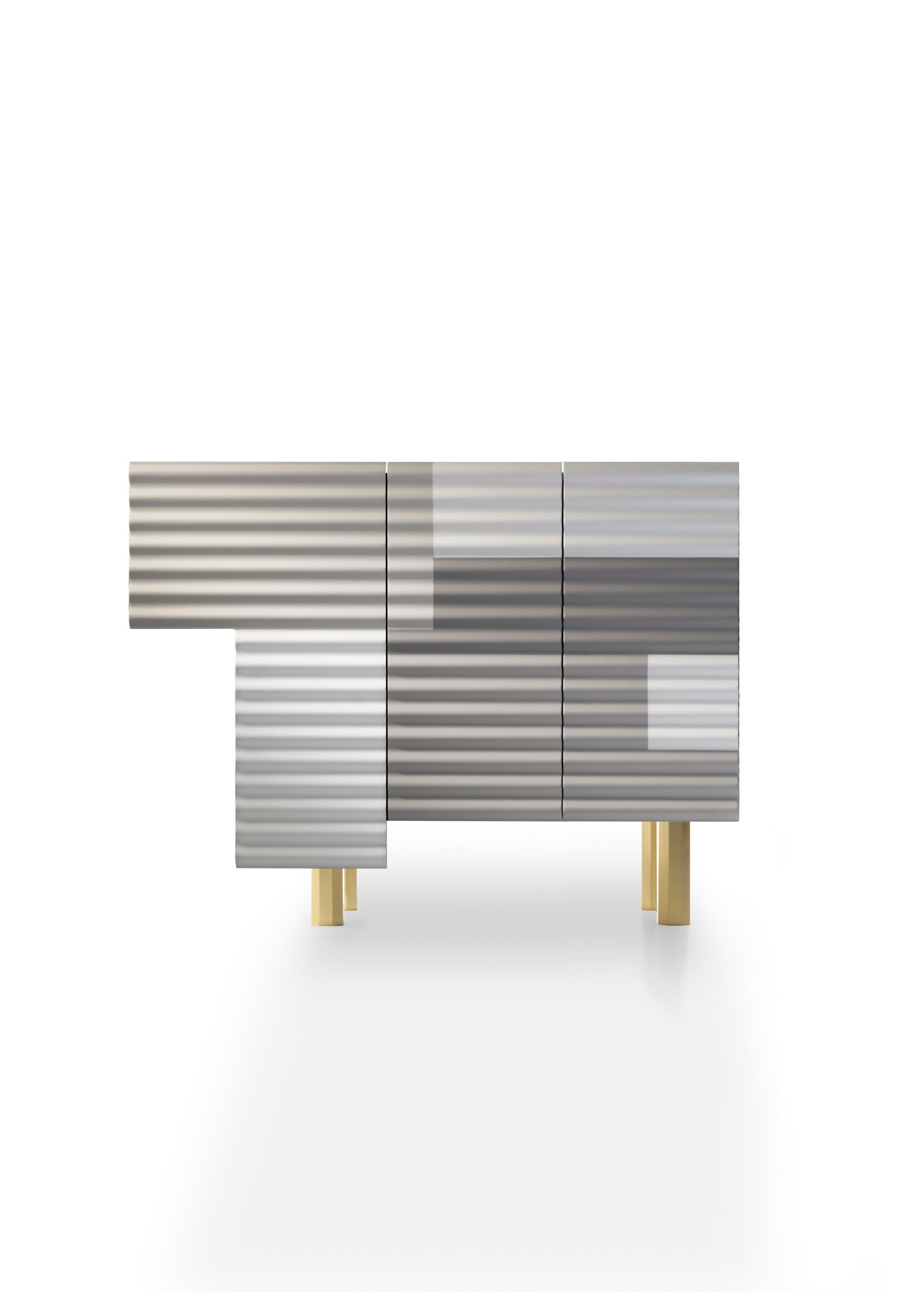 Zeitgenössisches Sideboard-Modell „Winter Shanty“, grau-weiß lackiert, goldfarben matt  (21. Jahrhundert und zeitgenössisch) im Angebot