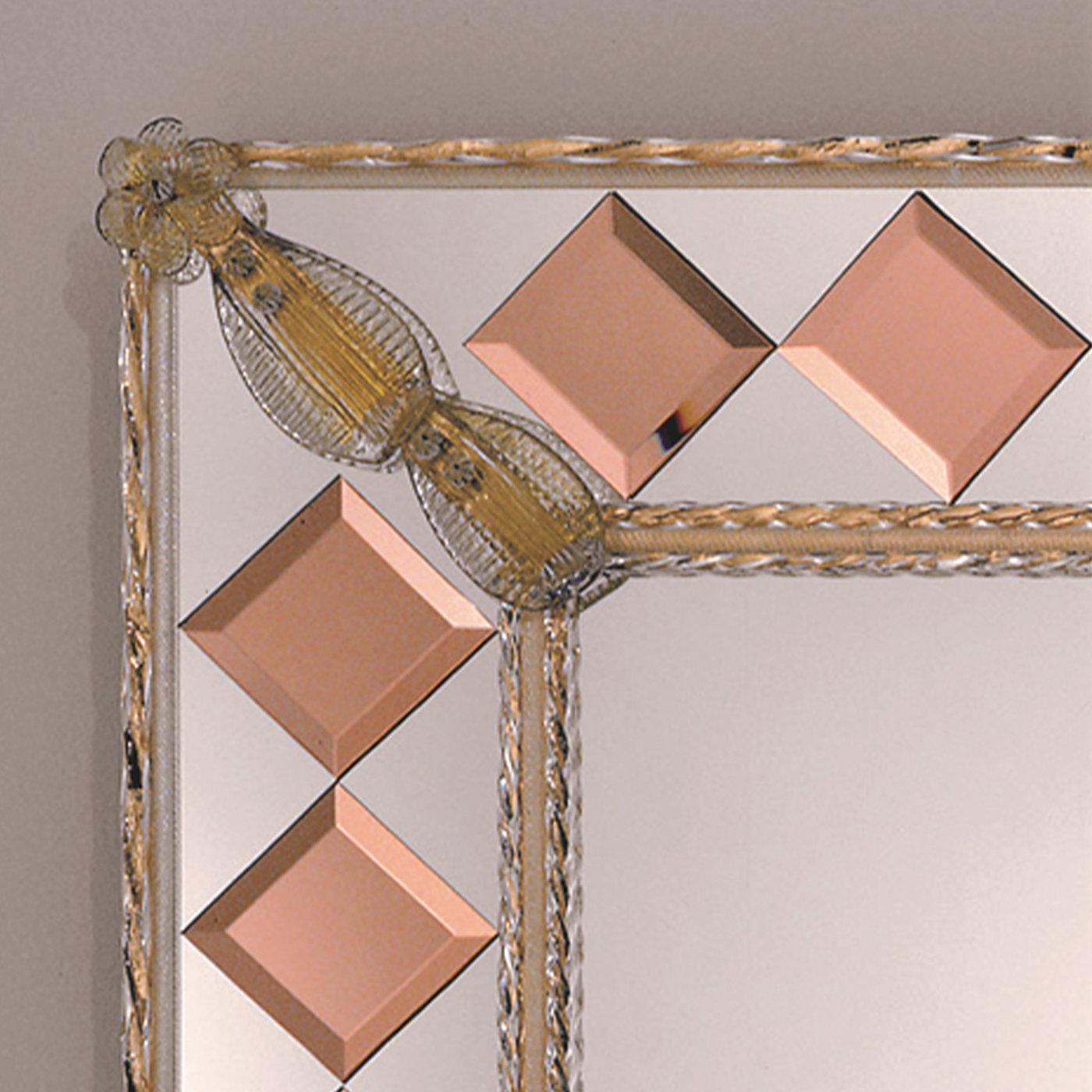 Ce miroir rectangulaire est la vitrine d'un savoir-faire inégalé réalisé par les maîtres verriers de Murano selon les techniques traditionnelles du XIVe siècle. Le large cadre qui entoure le miroir est orné de délicates fleurs et feuilles en verre