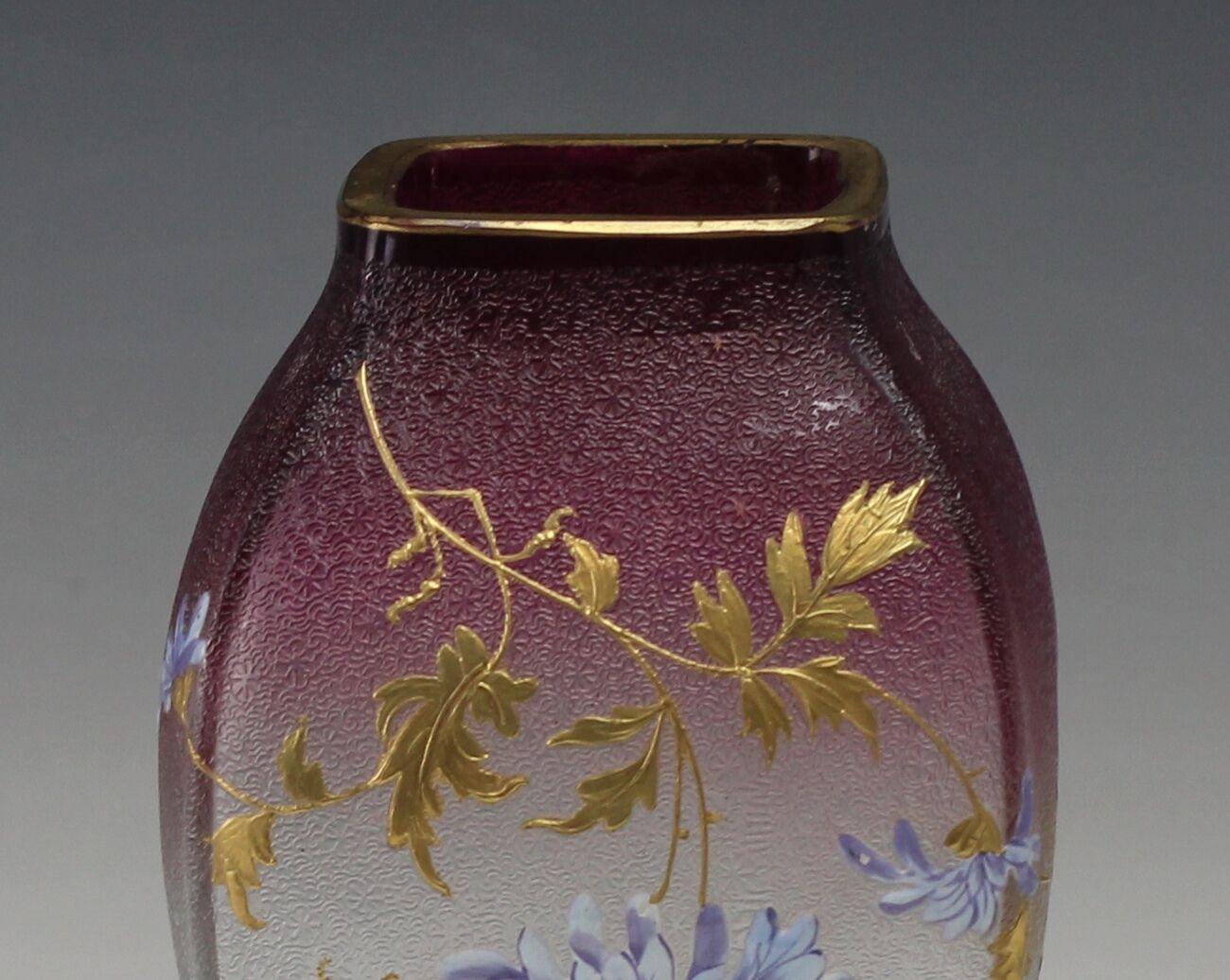 Vase en verre d'art contemporain de couleur canneberge à émail peint à la main, vers 1900 

Fleurs peintes à la main en relief, émaillées et dorées. Texture générale exquise.

Informations supplémentaires :
Type : Vase 
MATERIAL : Verre,