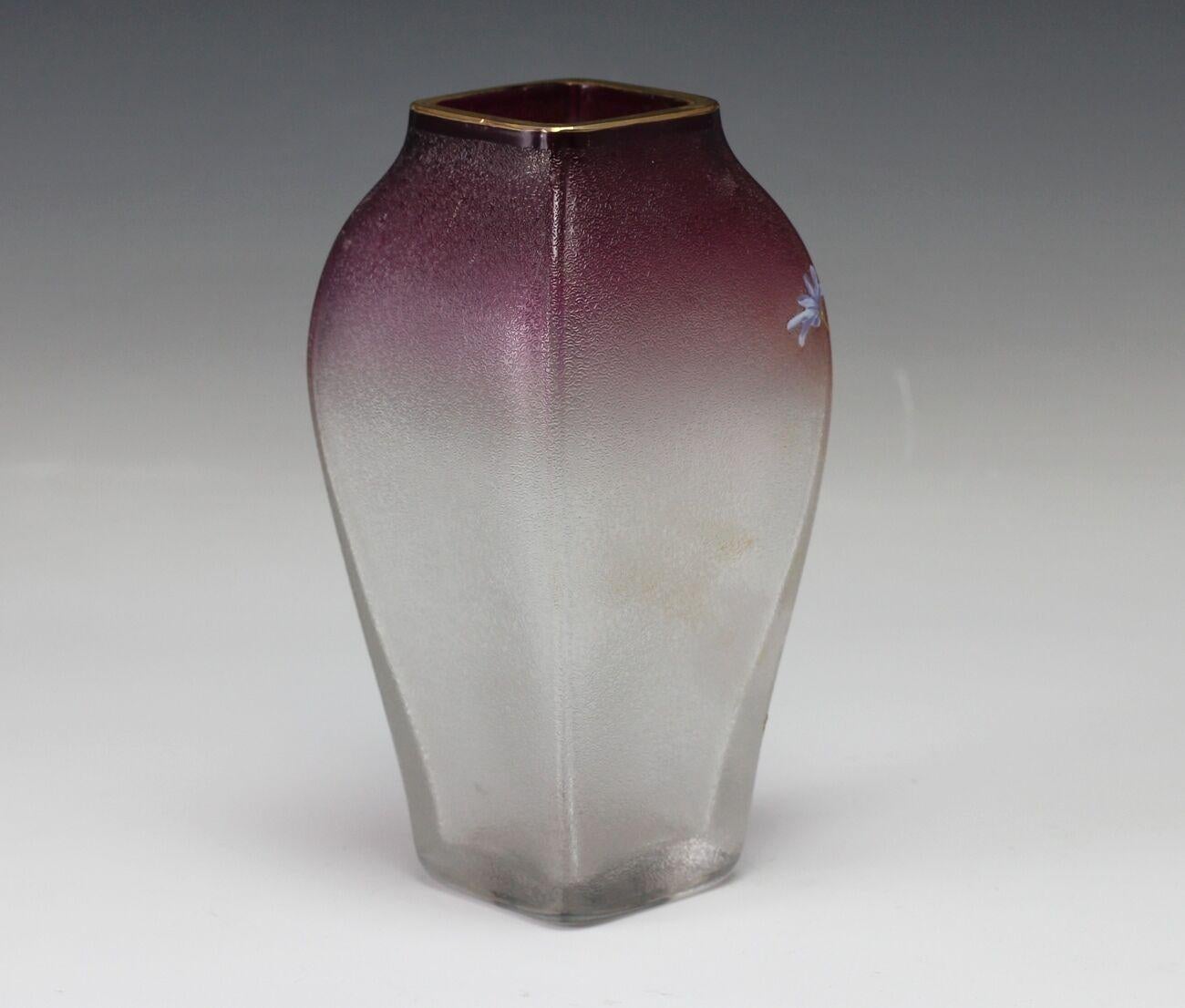 XIXe siècle Vase en verre d'art contemporain de couleur canneberge à émail peint à la main, vers 1900  en vente
