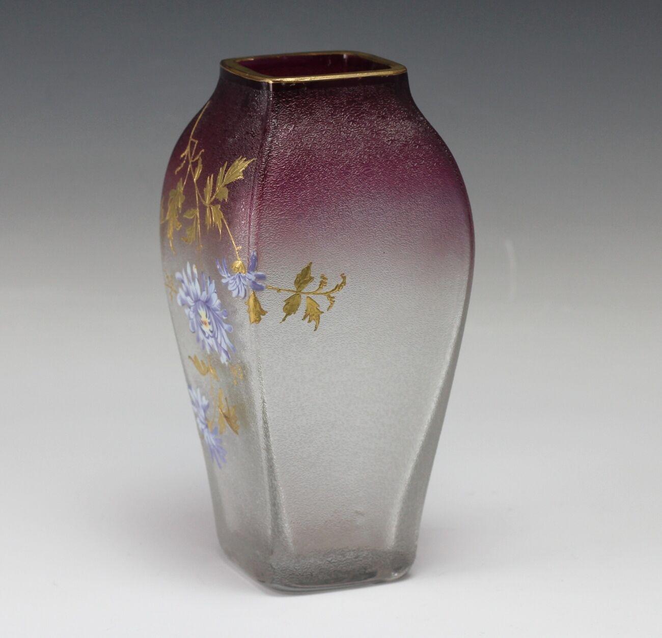 Verre Vase en verre d'art contemporain de couleur canneberge à émail peint à la main, vers 1900  en vente