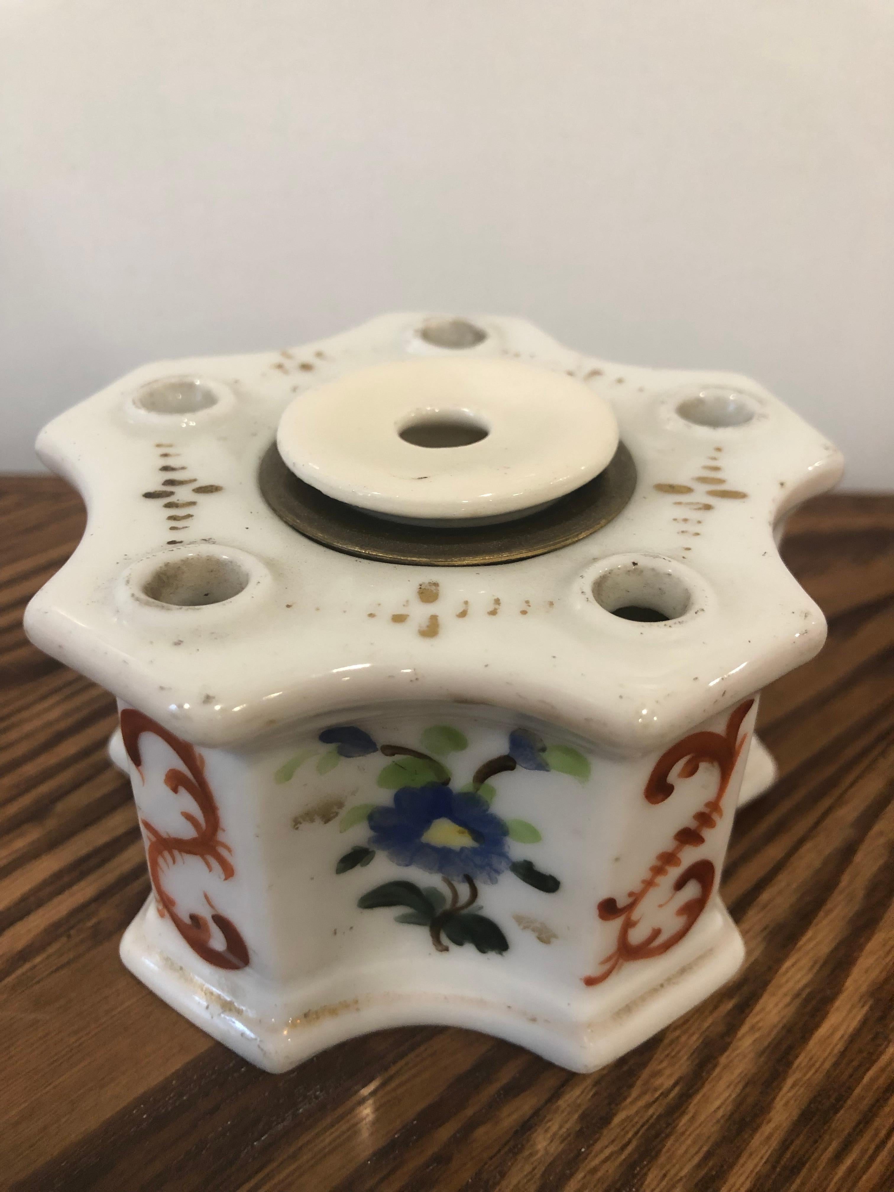  Continental 1830 Porcelain Hand Painted Inkwell In Good Condition For Sale In Stamford, CT