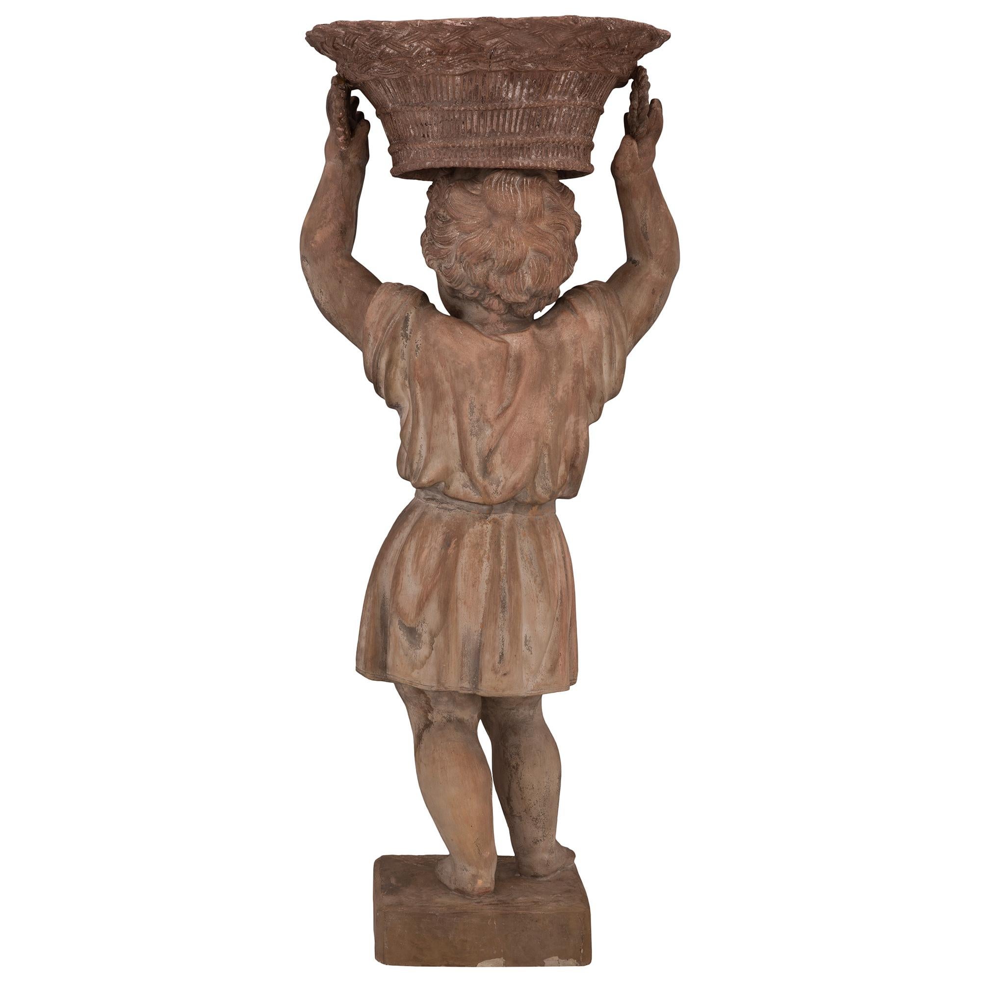 Kontinentale Terrakotta-Statue/Pflanzgefäß eines jungen Jungen aus dem 18. Jahrhundert (18. Jahrhundert und früher) im Angebot