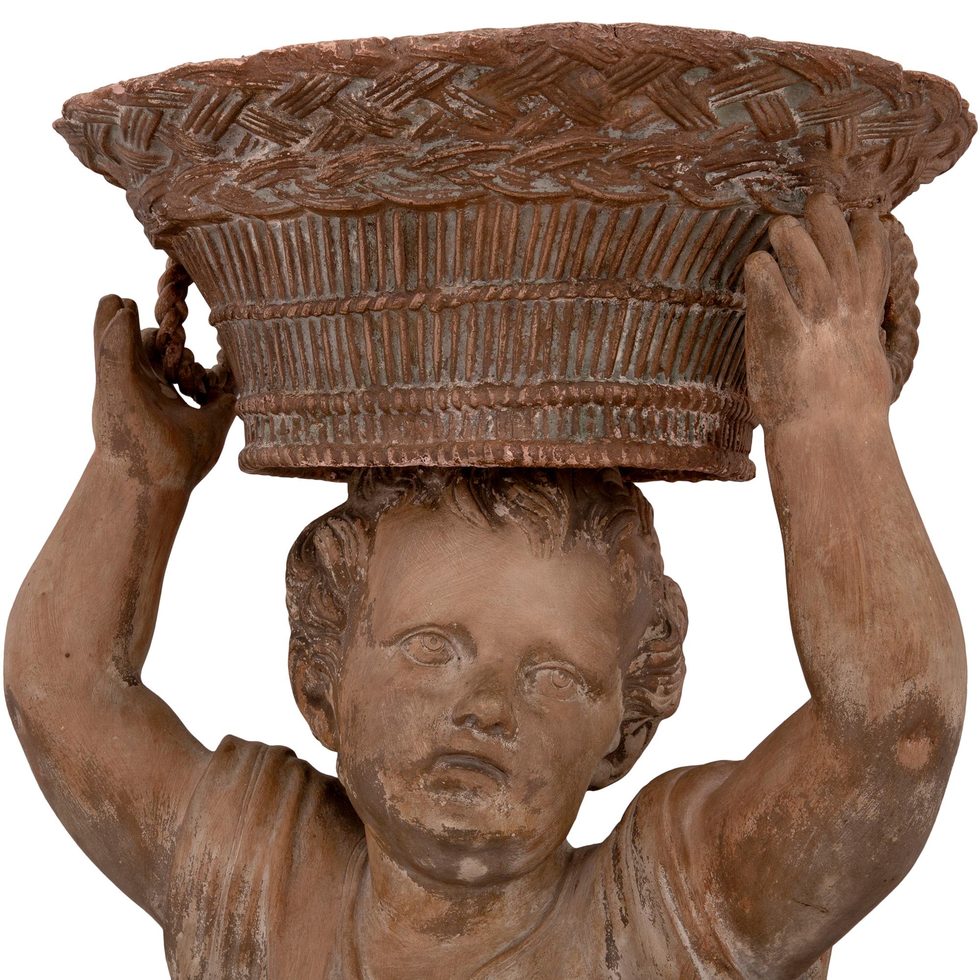 Kontinentale Terrakotta-Statue/Pflanzgefäß eines jungen Jungen aus dem 18. Jahrhundert im Angebot 1