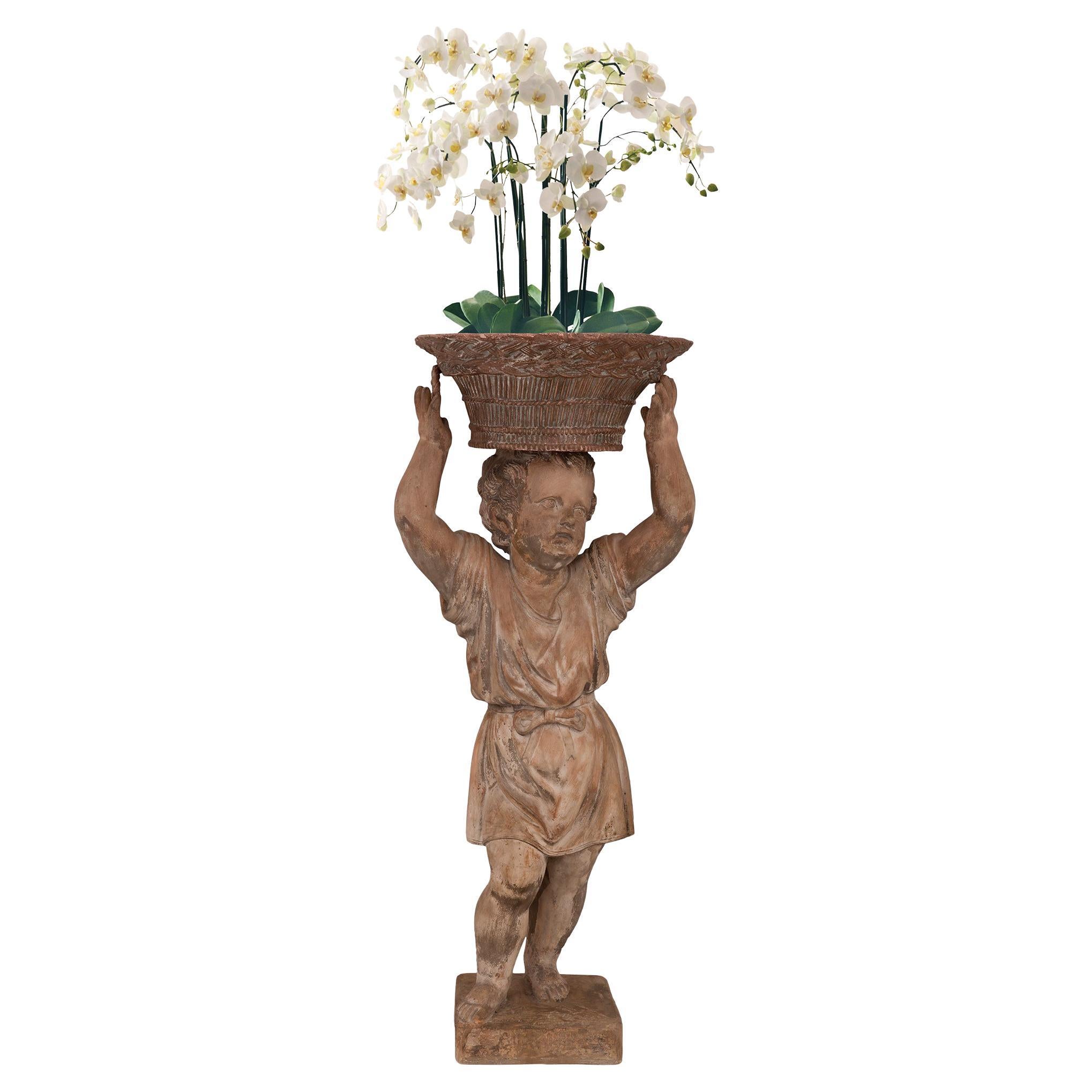 Kontinentale Terrakotta-Statue/Pflanzgefäß eines jungen Jungen aus dem 18. Jahrhundert im Angebot